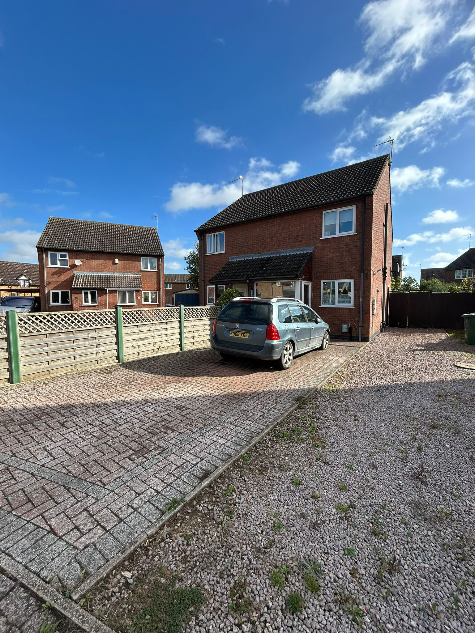 2 bedroom Semi-detached house Under Offer