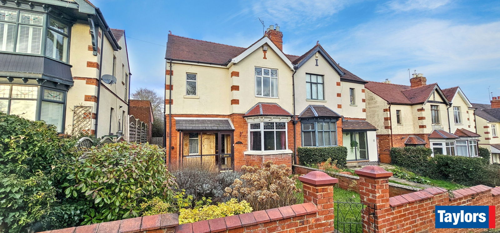 3 bedroom Semi-detached house Under Offer