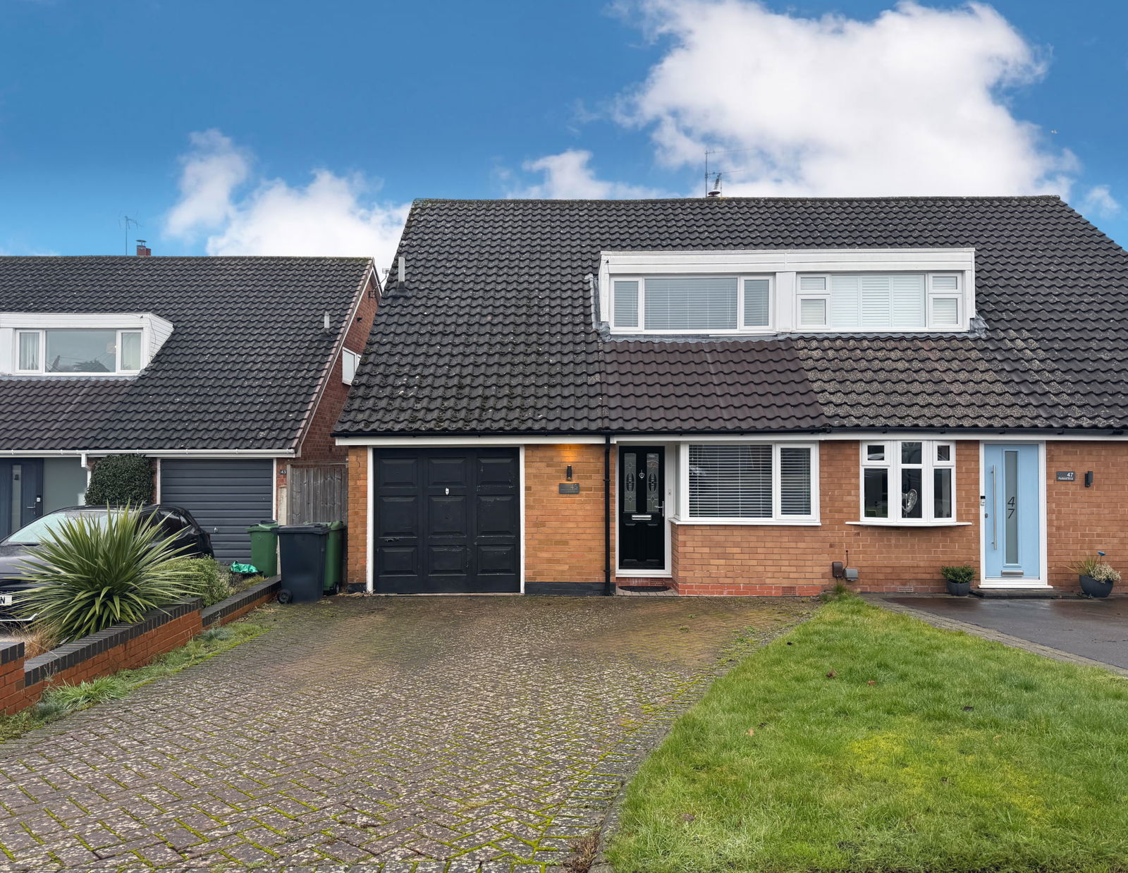 3 bedroom Semi-detached house Under Offer