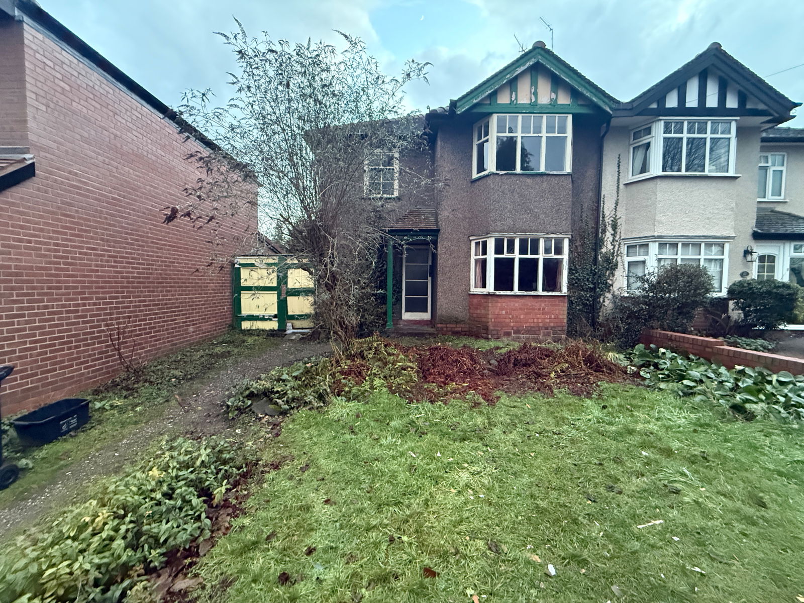 3 bedroom Semi-detached house Under Offer