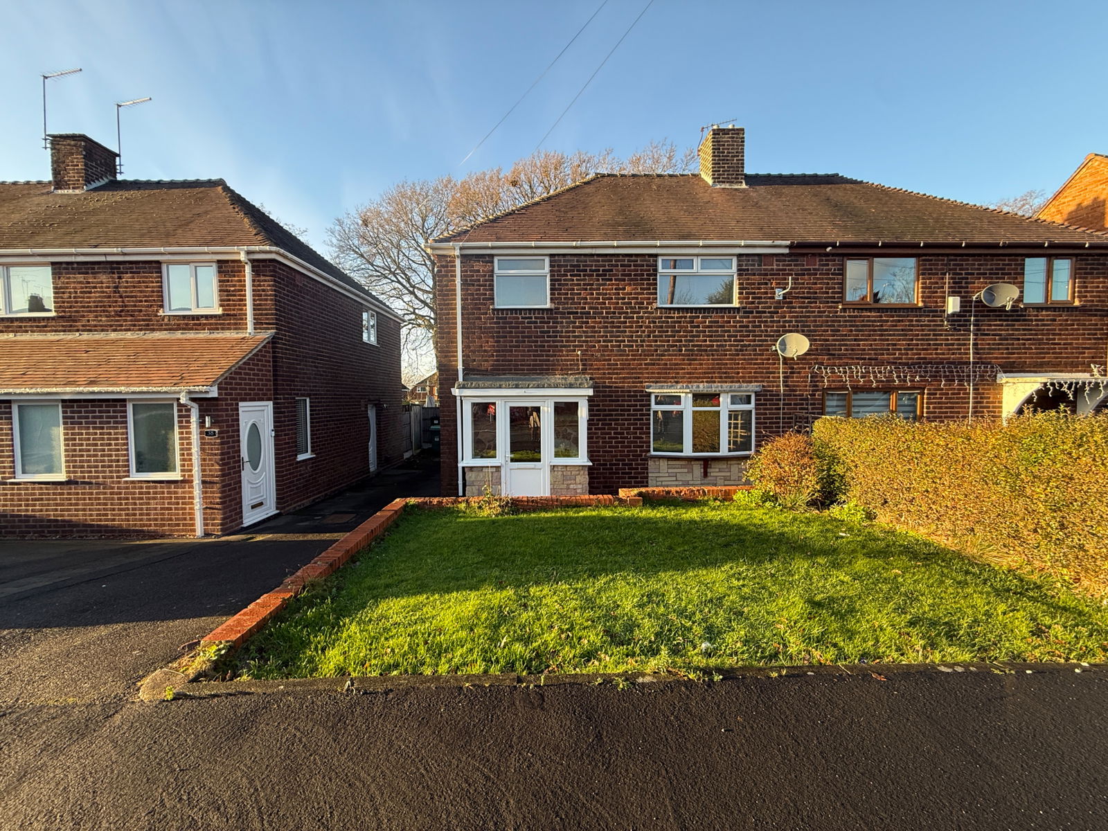 3 bedroom Semi-detached house Under Offer