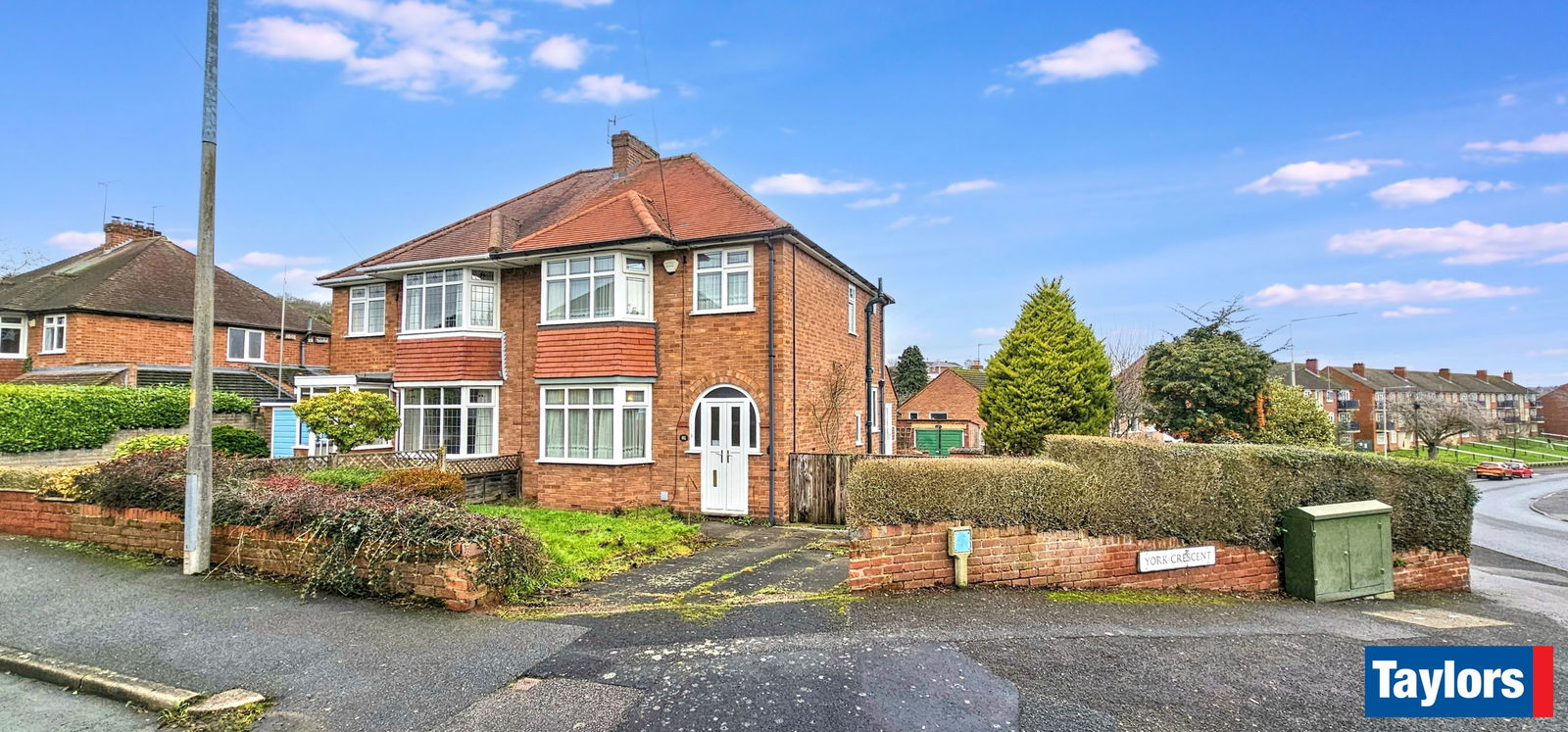3 bedroom Semi-detached house Under Offer
