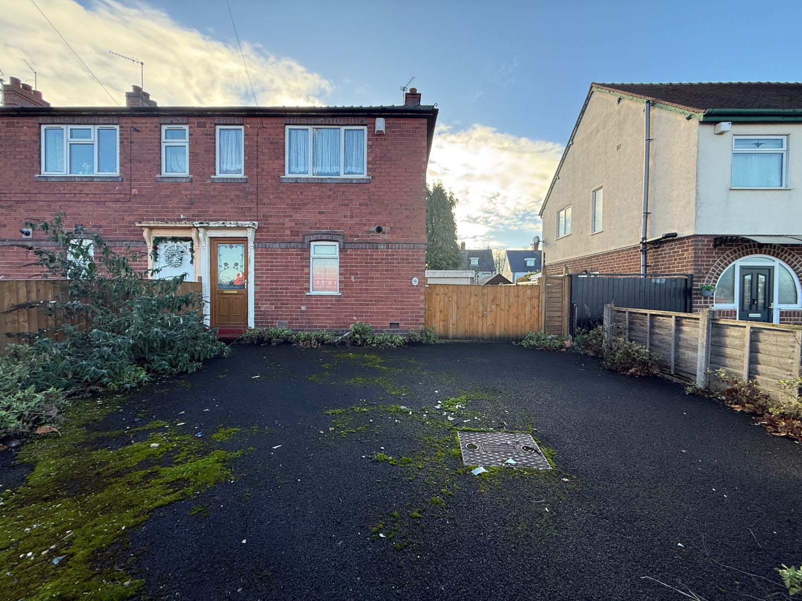 3 bedroom Semi-detached house Under Offer