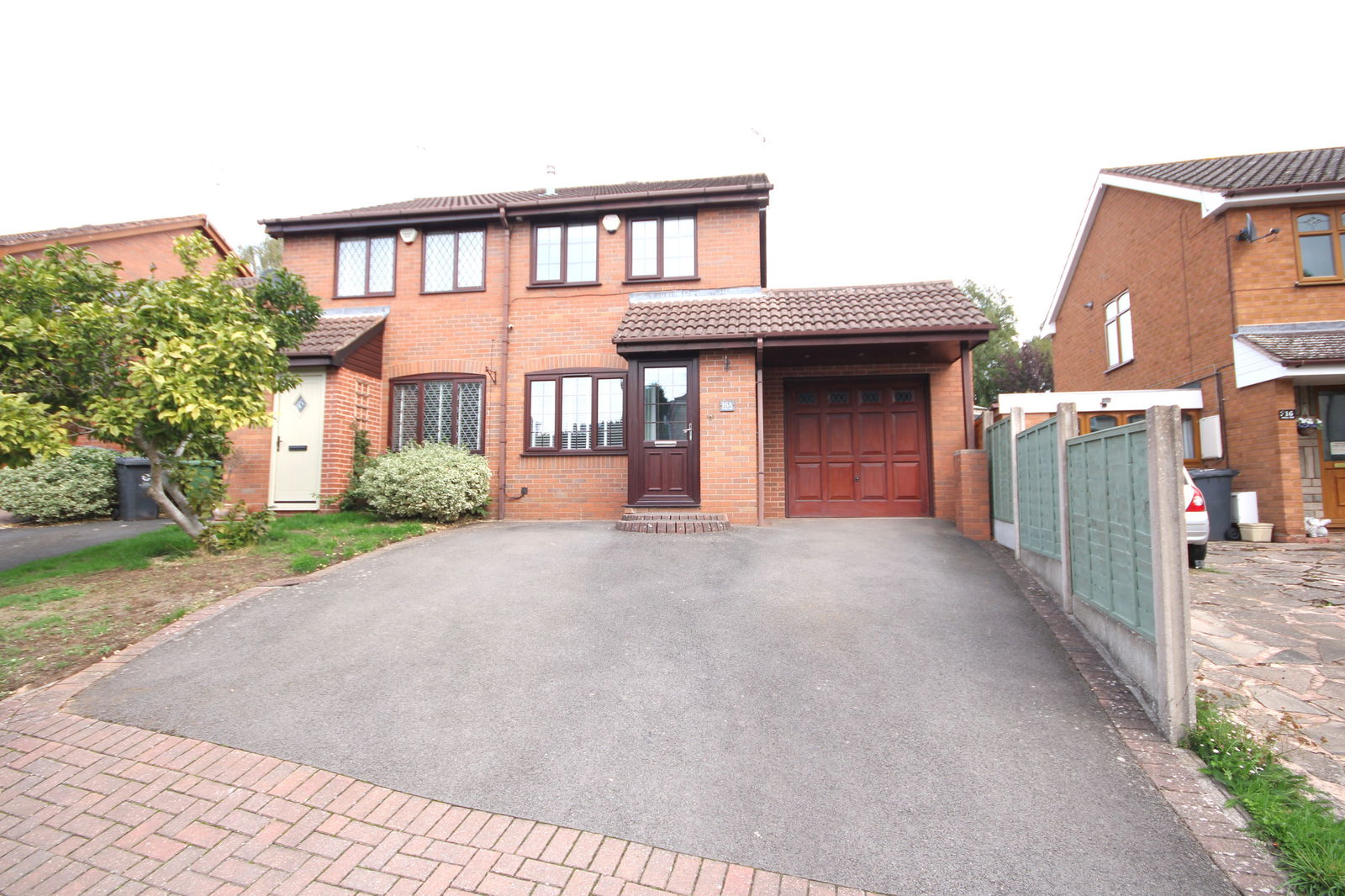 2 bedroom Semi-detached house Under Offer