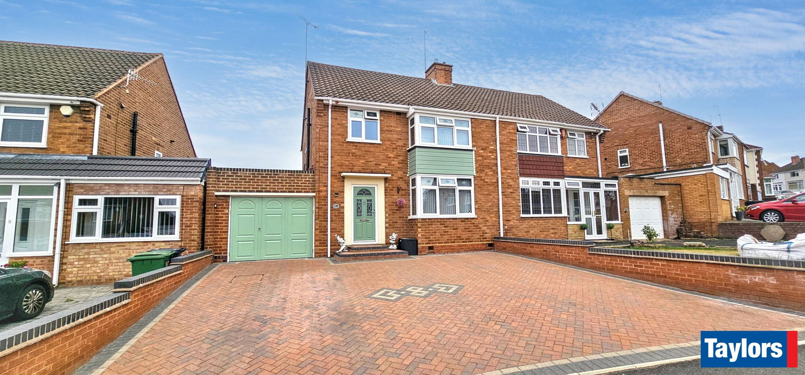 3 bedroom Semi-detached house Under Offer