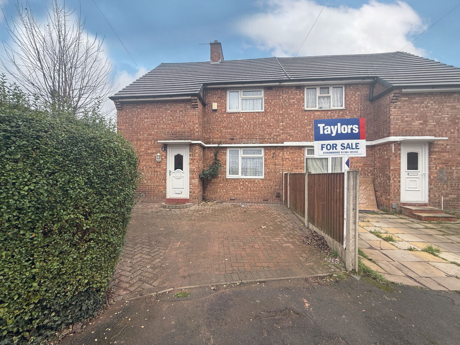 3 bedroom Semi-detached house Under Offer