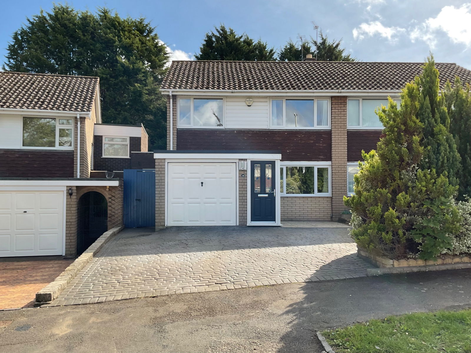 3 bedroom Semi-detached house Under Offer
