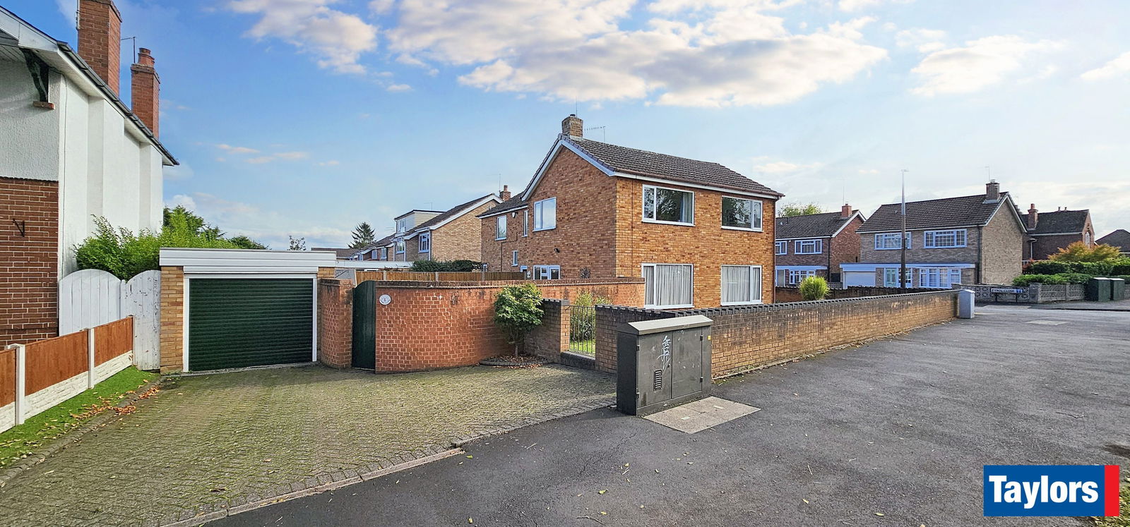 3 bedroom Semi-detached house Under Offer