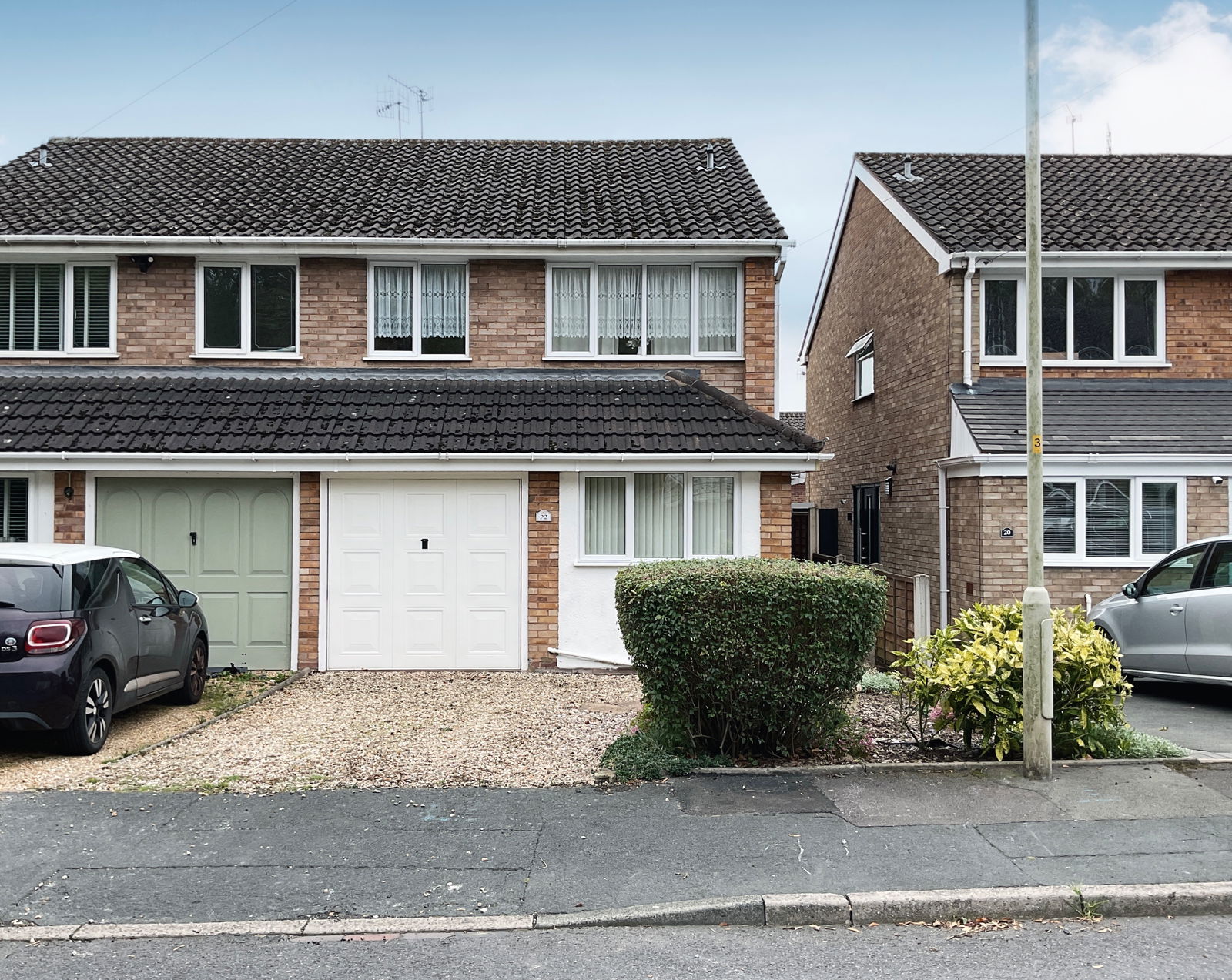 3 bedroom Semi-detached house Under Offer