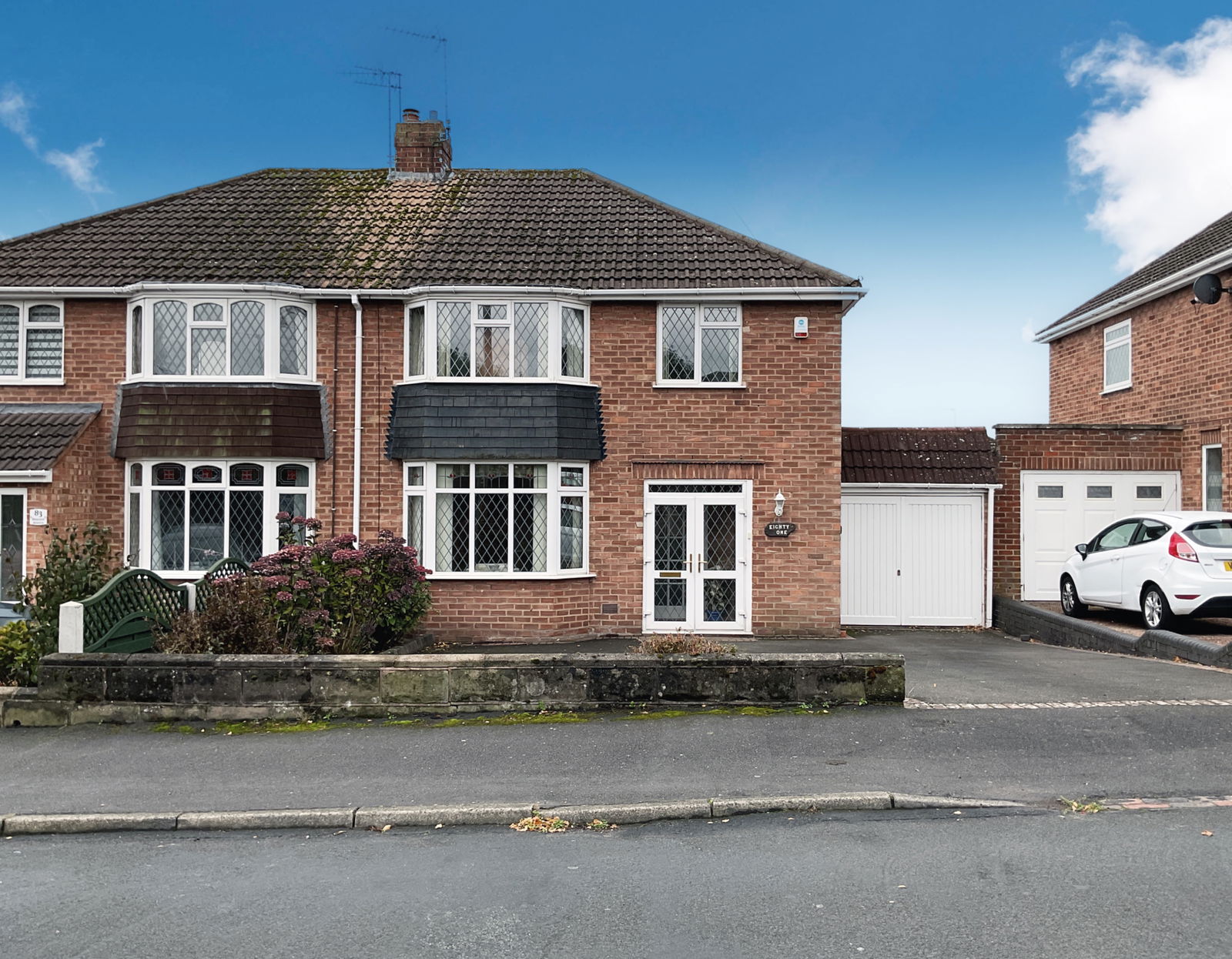 3 bedroom Semi-detached house Under Offer