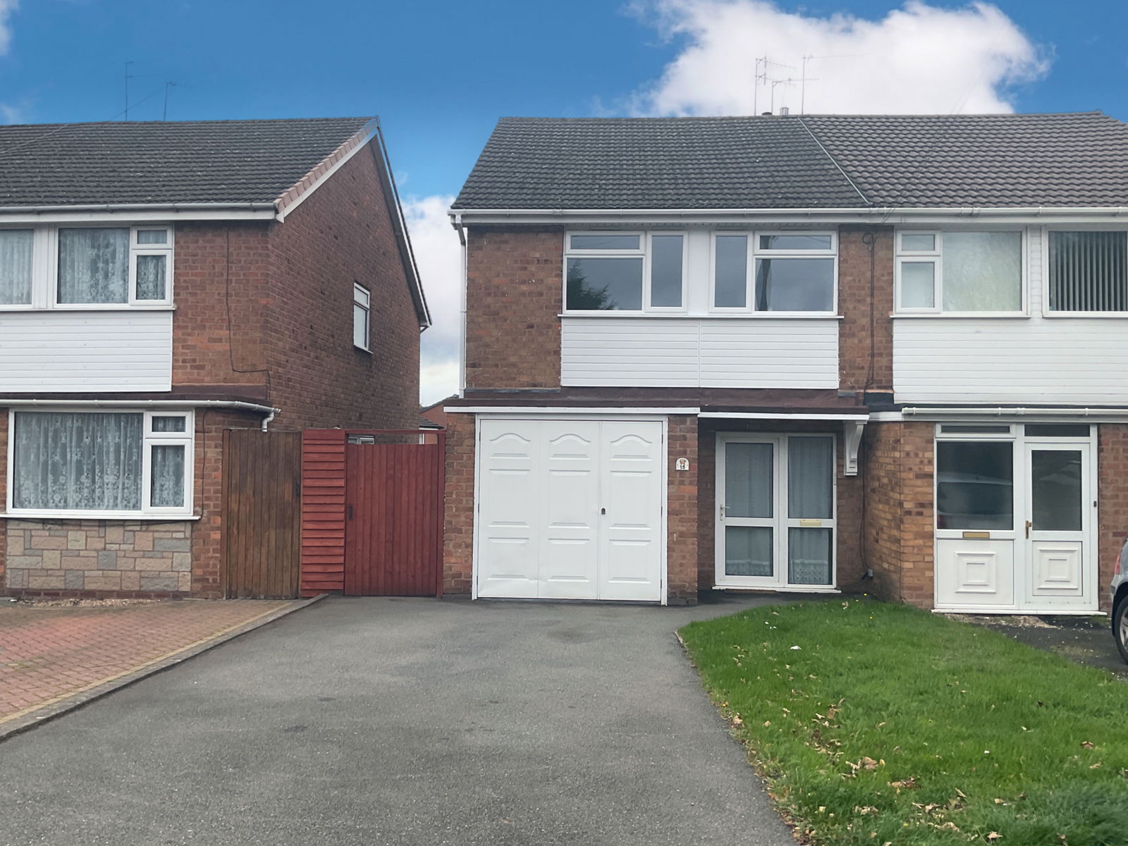 3 bedroom Semi-detached house Under Offer