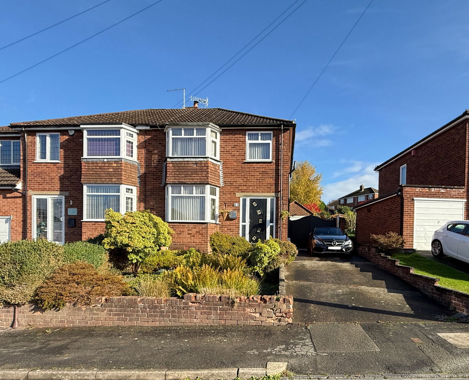 3 bedroom Semi-detached house Under Offer