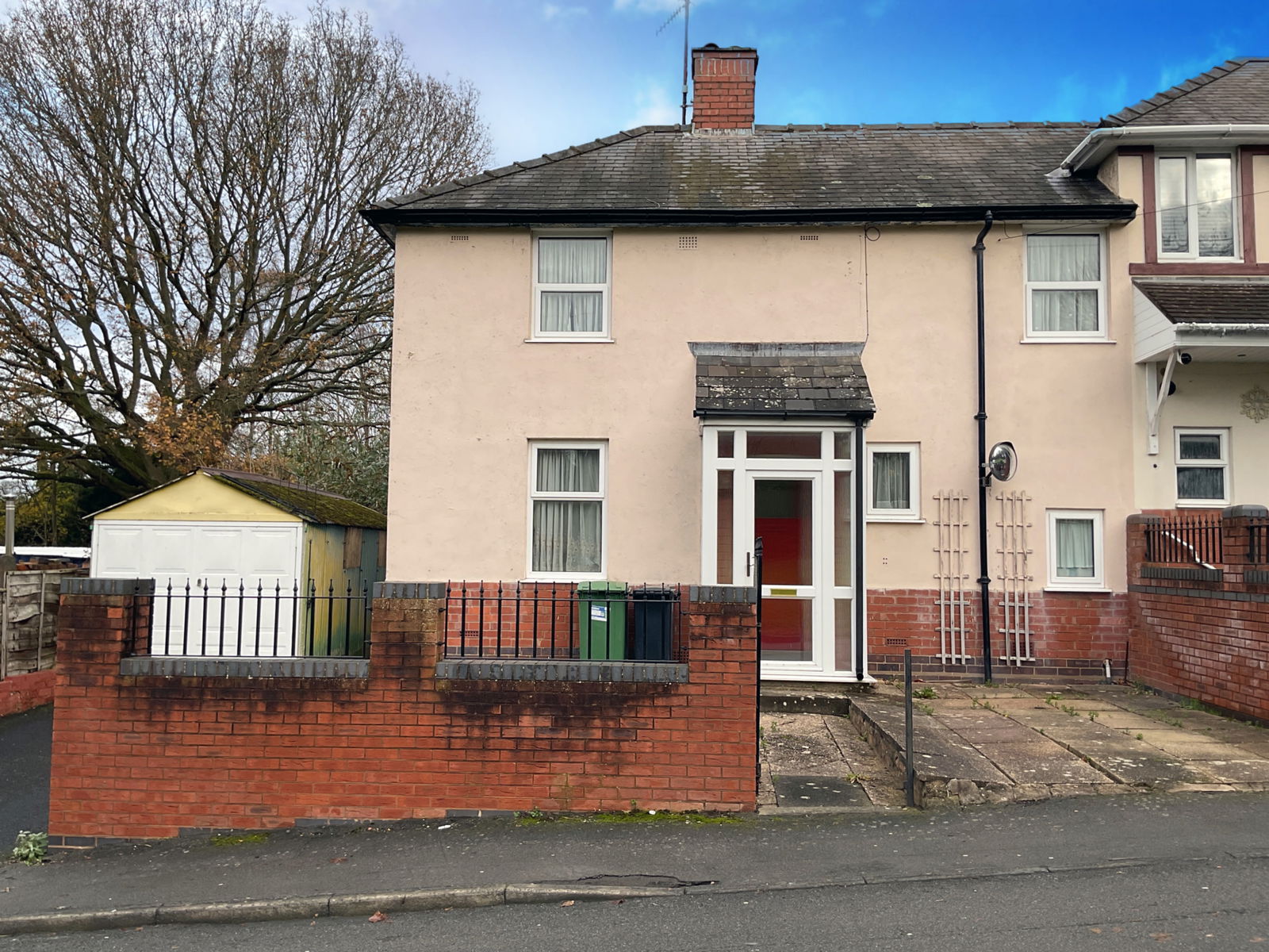 3 bedroom Semi-detached house Under Offer