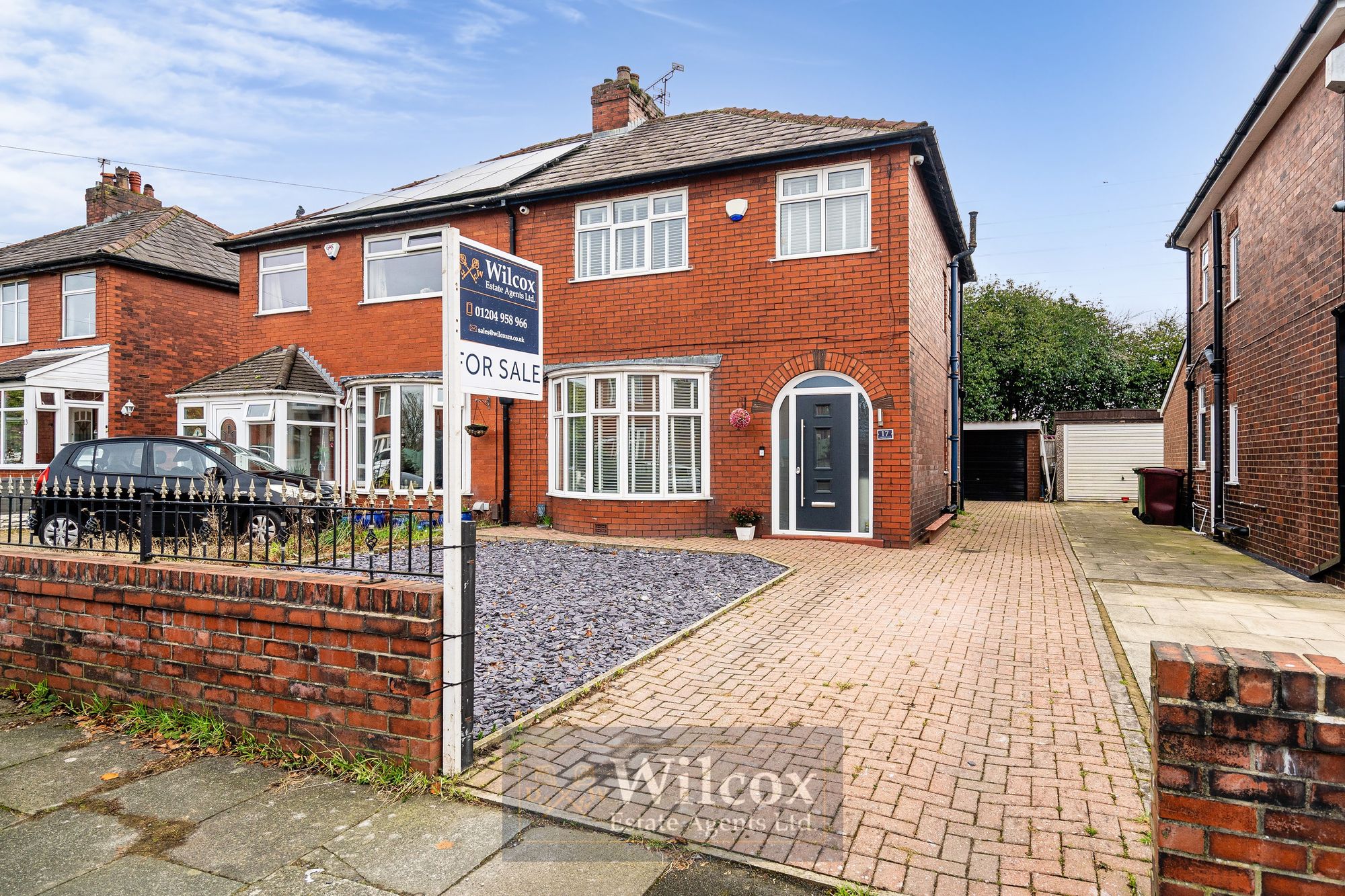 3 bedroom Semi-detached house Under Offer