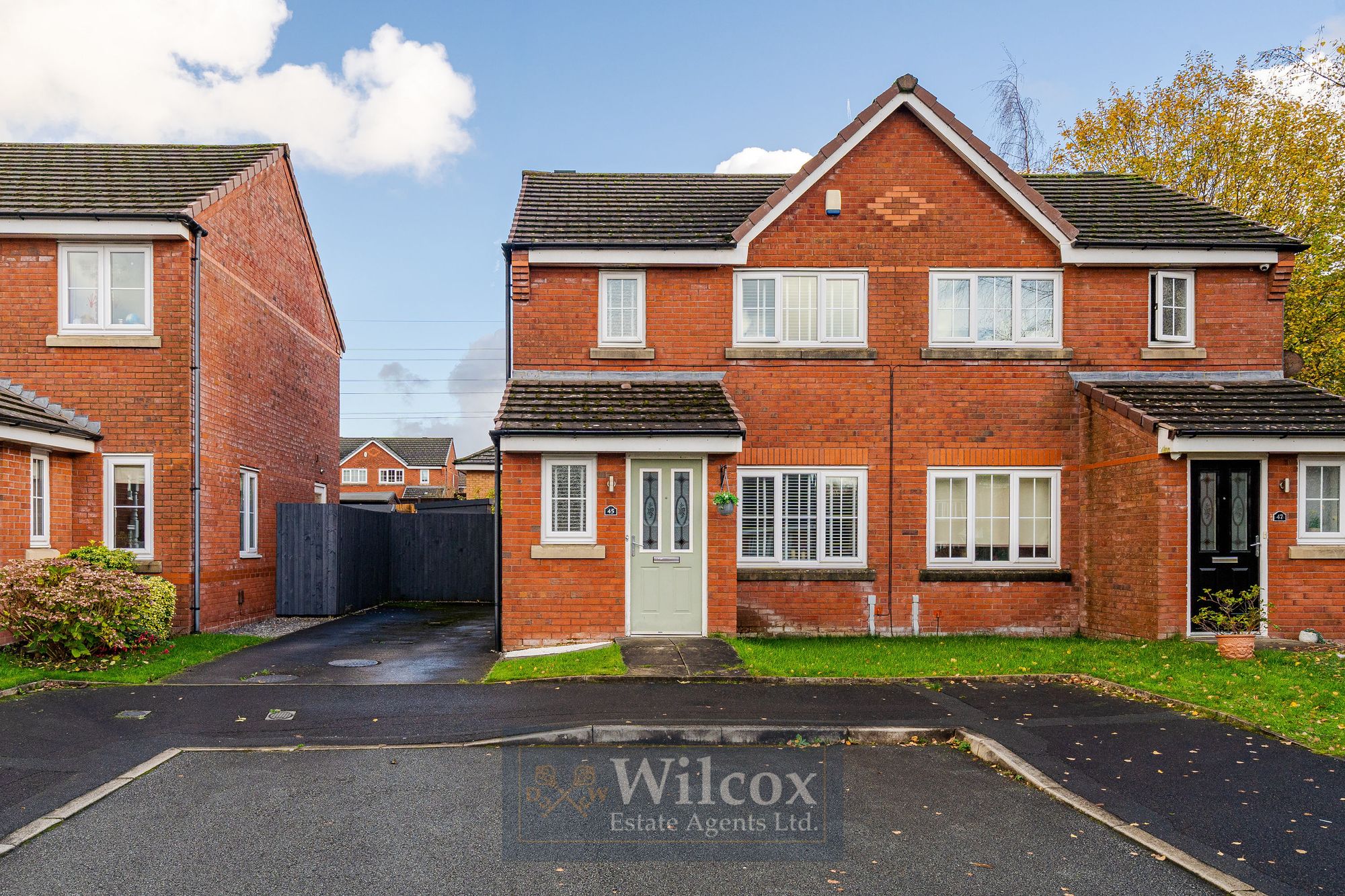 3 bedroom Semi-detached house Under Offer