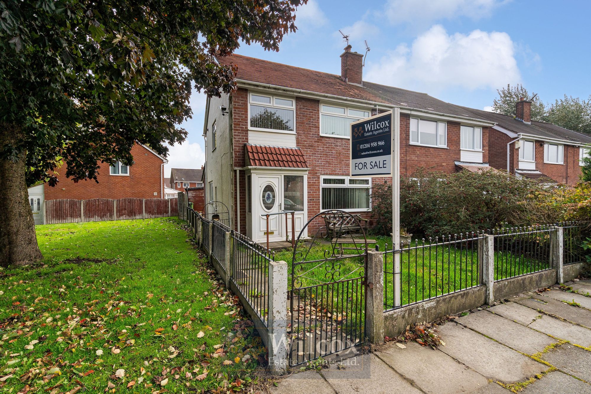 3 bedroom Semi-detached house Under Offer