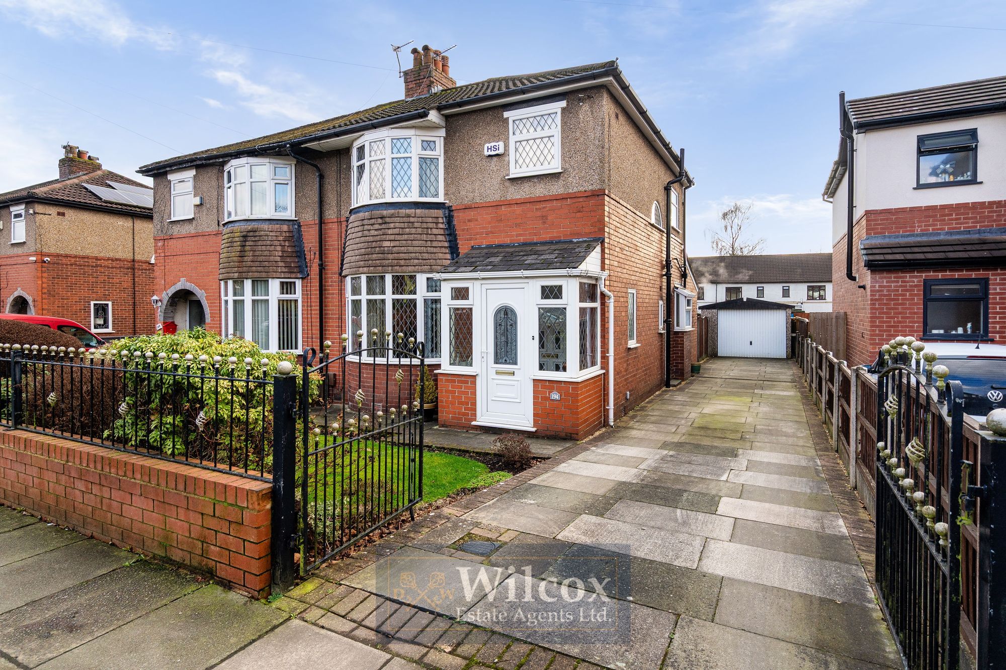3 bedroom Semi-detached house Under Offer