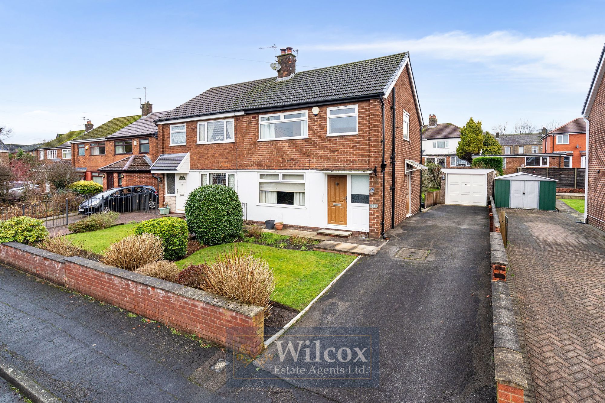 3 bedroom Semi-detached house Under Offer
