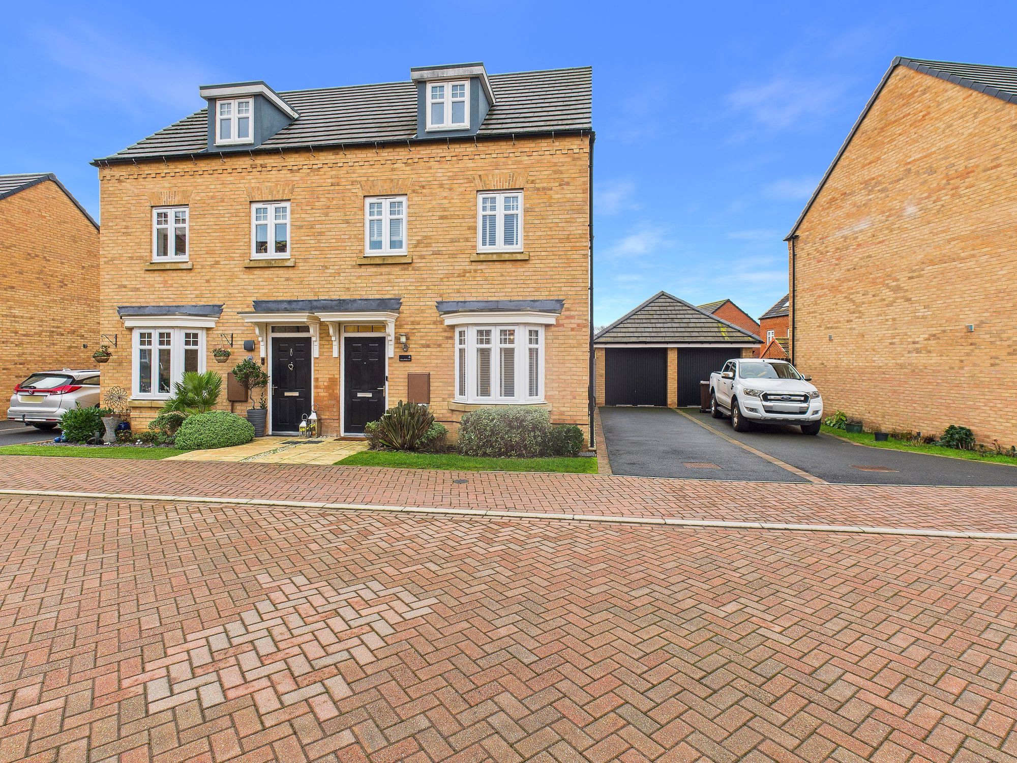 3 bedroom Semi-detached house Under Offer