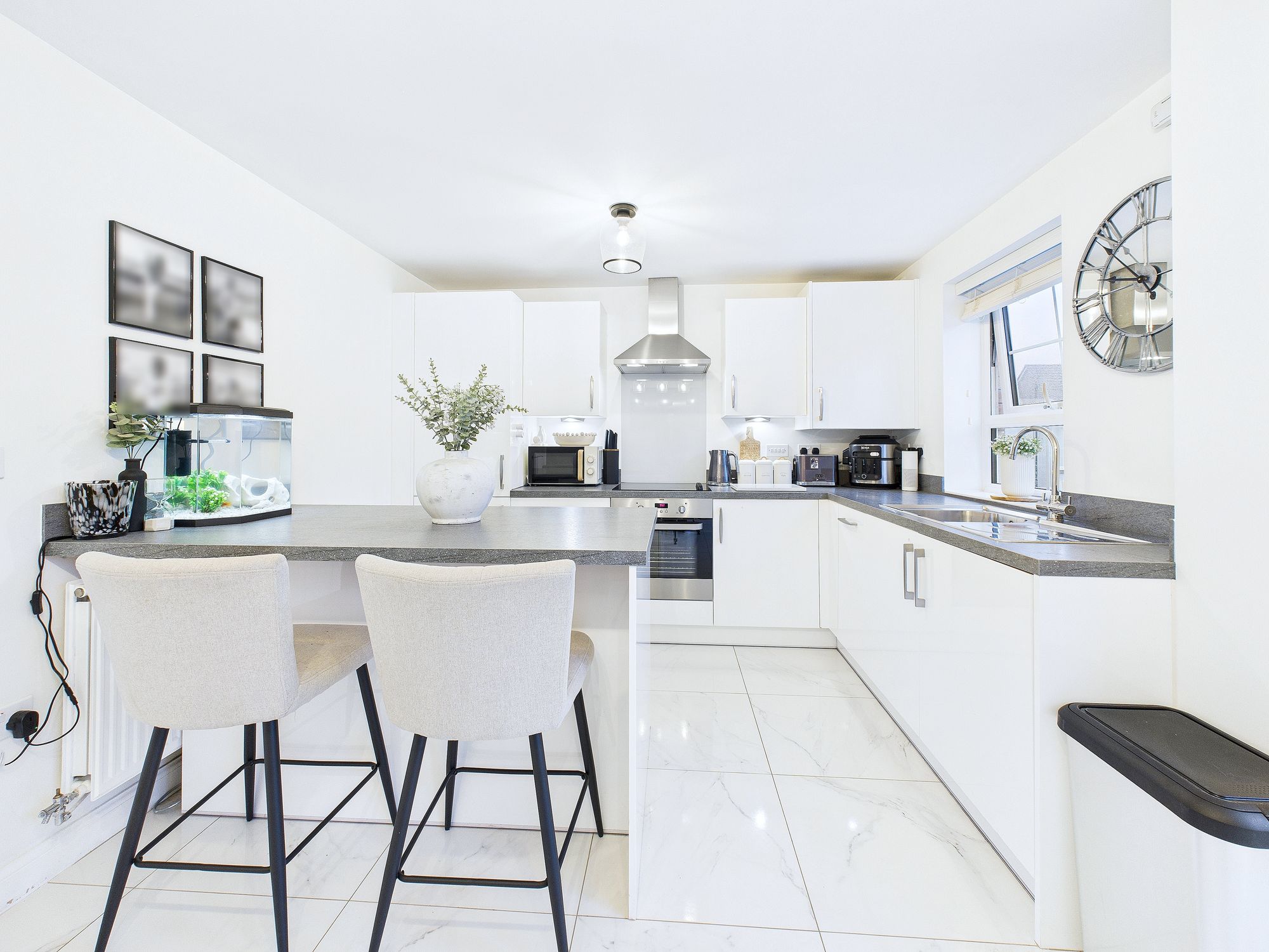 3 bedroom Semi-detached house Under Offer