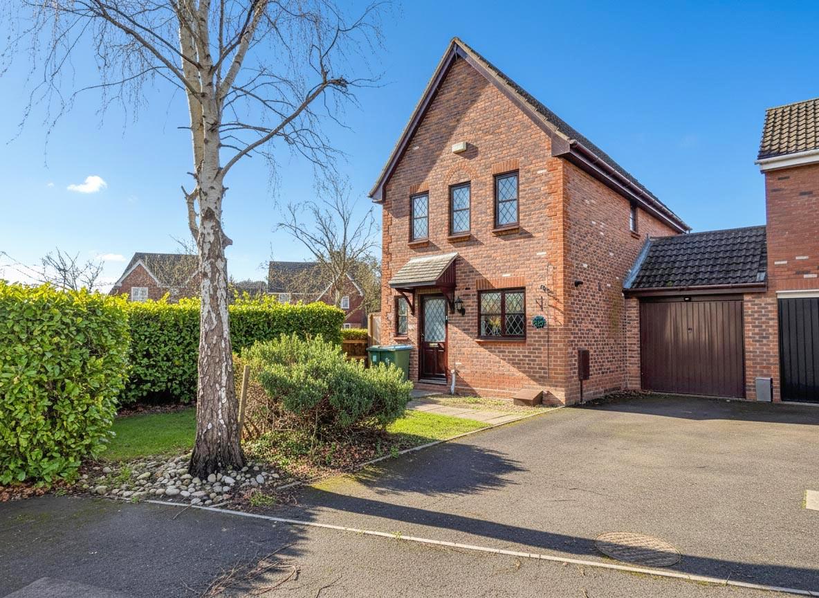 3 bedroom Link detached house For Sale