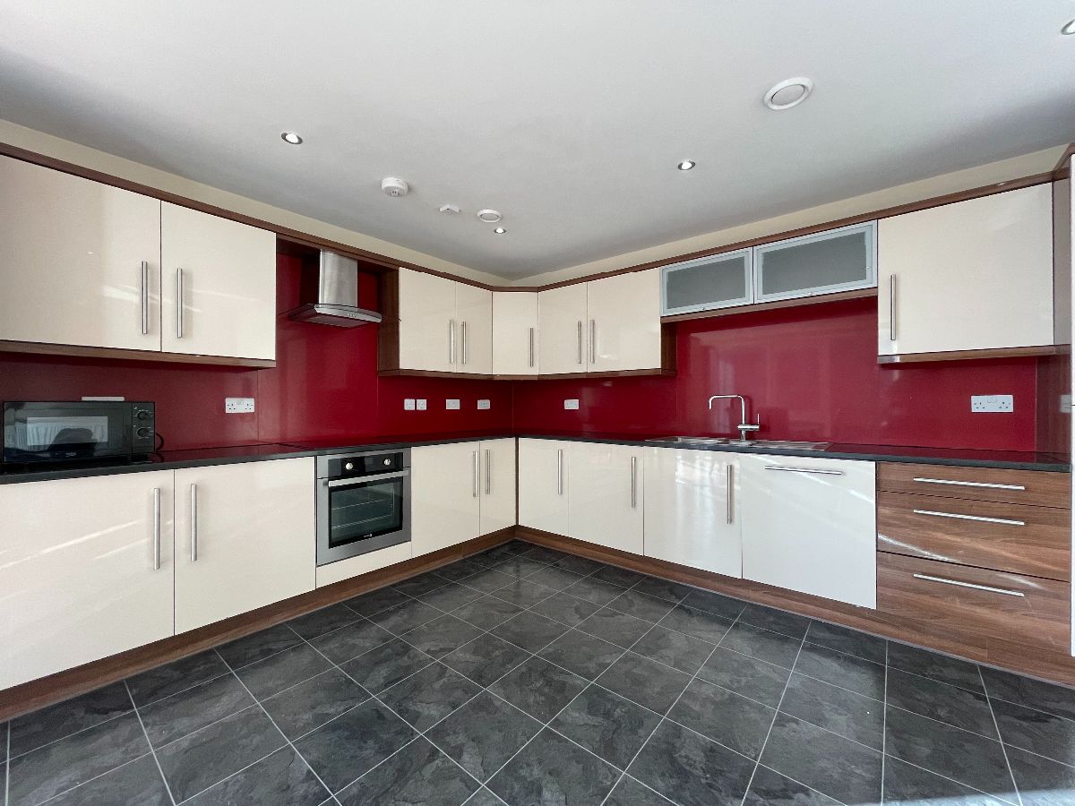 5 bedroom Apartment To Let