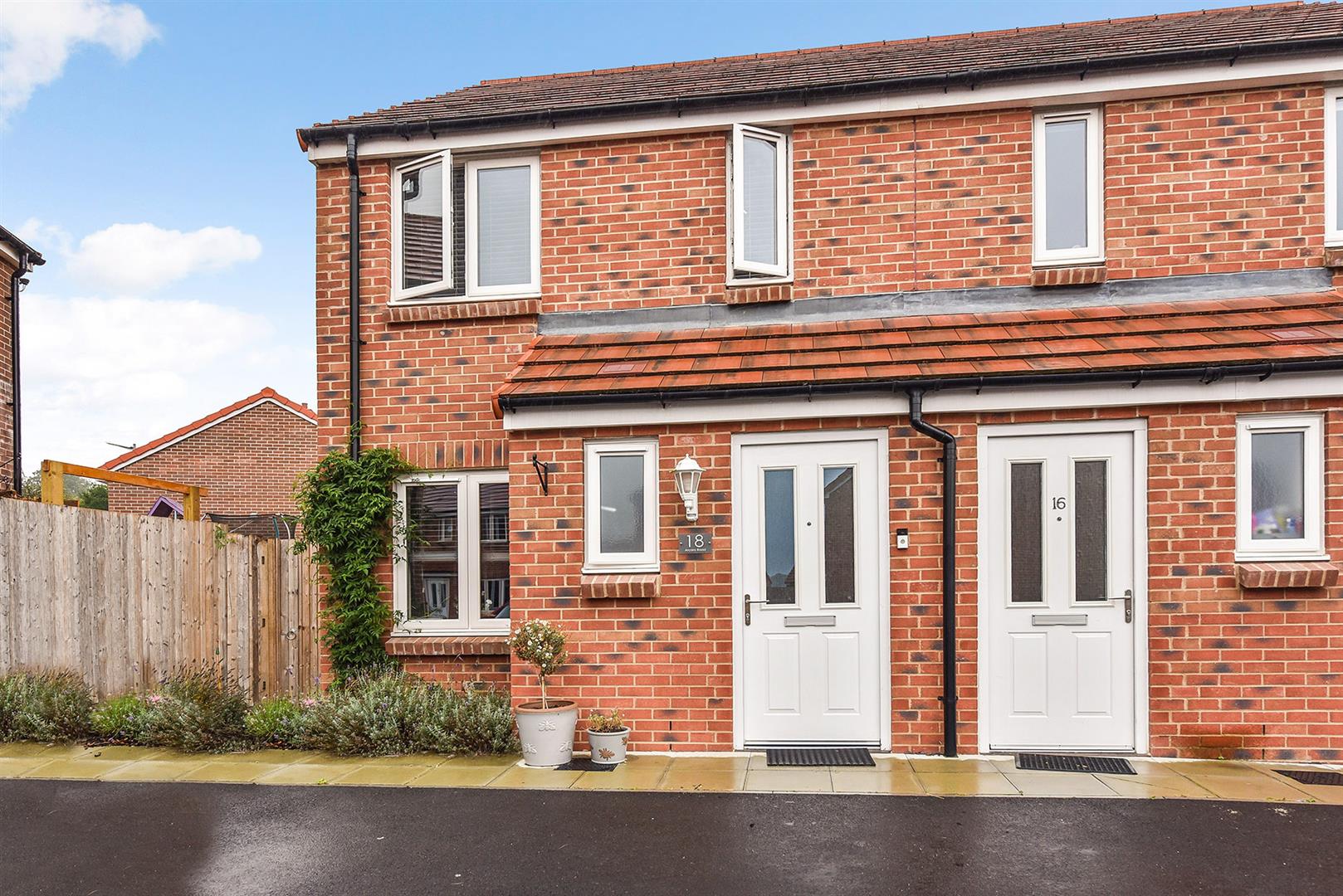 2 bedroom Semi-detached house To Let
