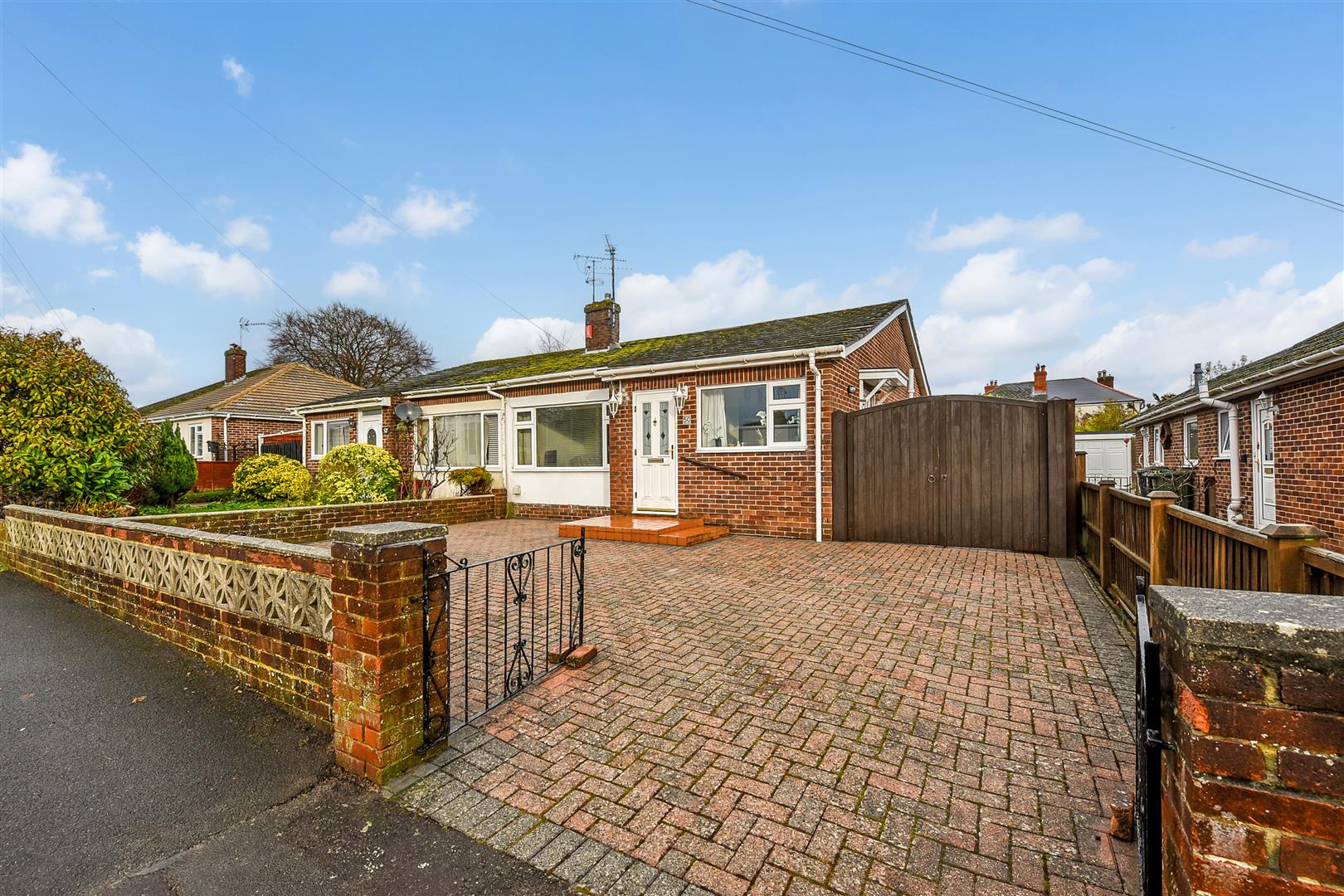 3 bedroom Detached bungalow For Sale