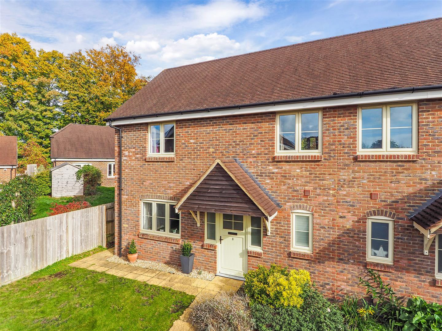 3 bedroom Semi-detached house Under Offer