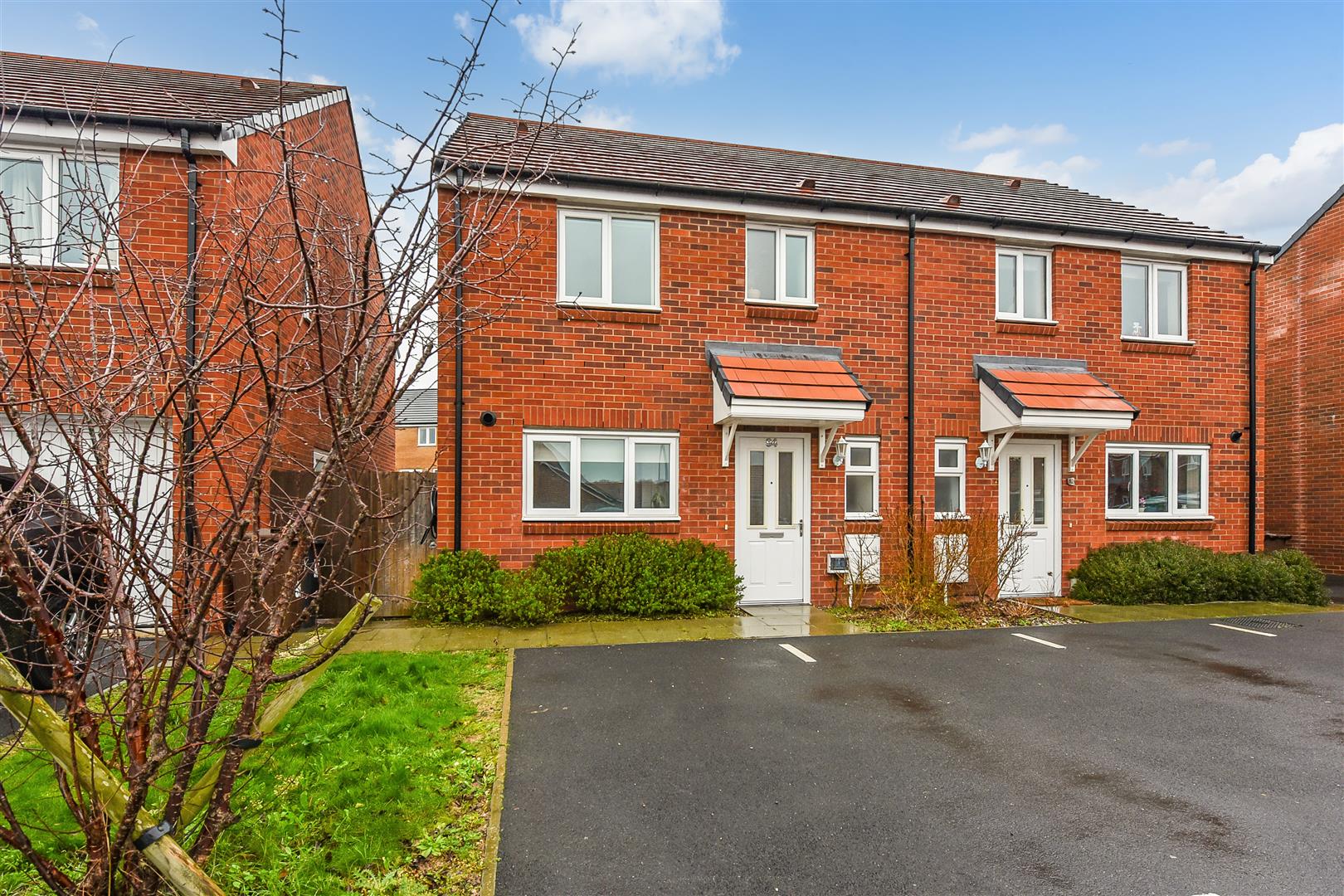 3 bedroom Semi-detached house Under Offer