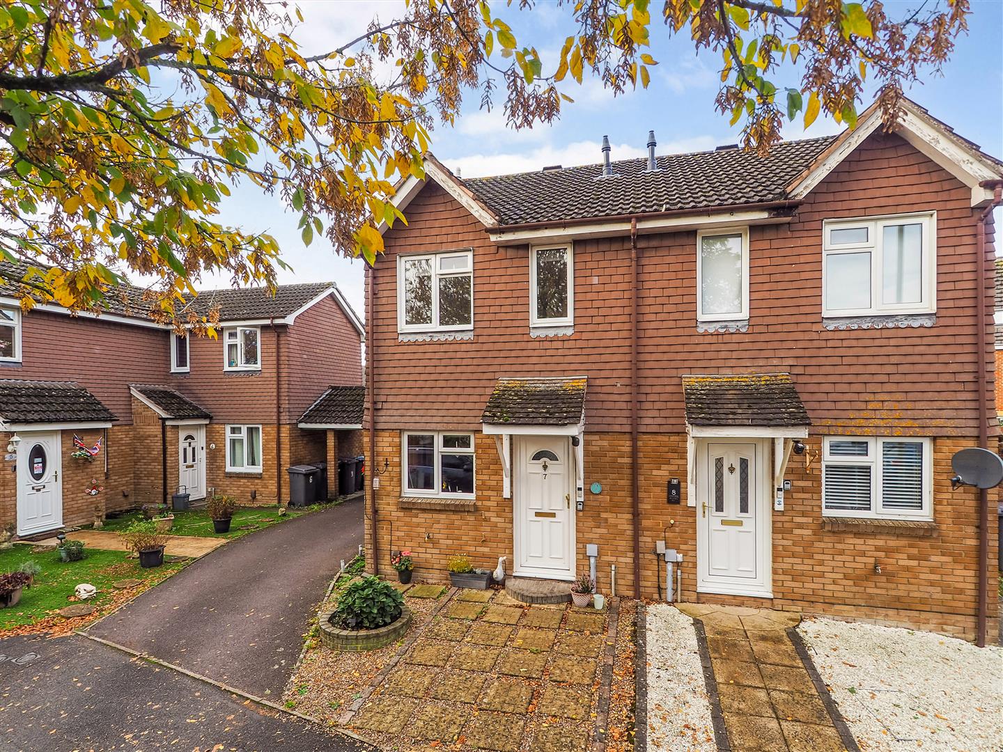 2 bedroom Semi-detached house Under Offer