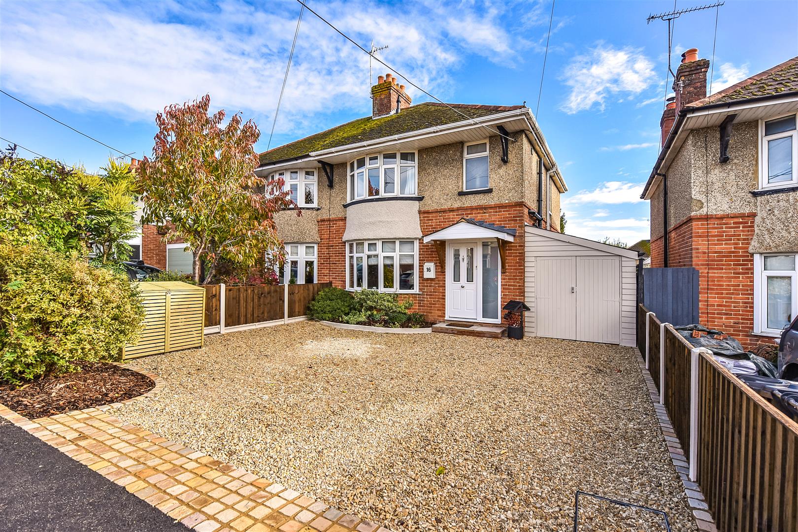 3 bedroom Semi-detached house Under Offer