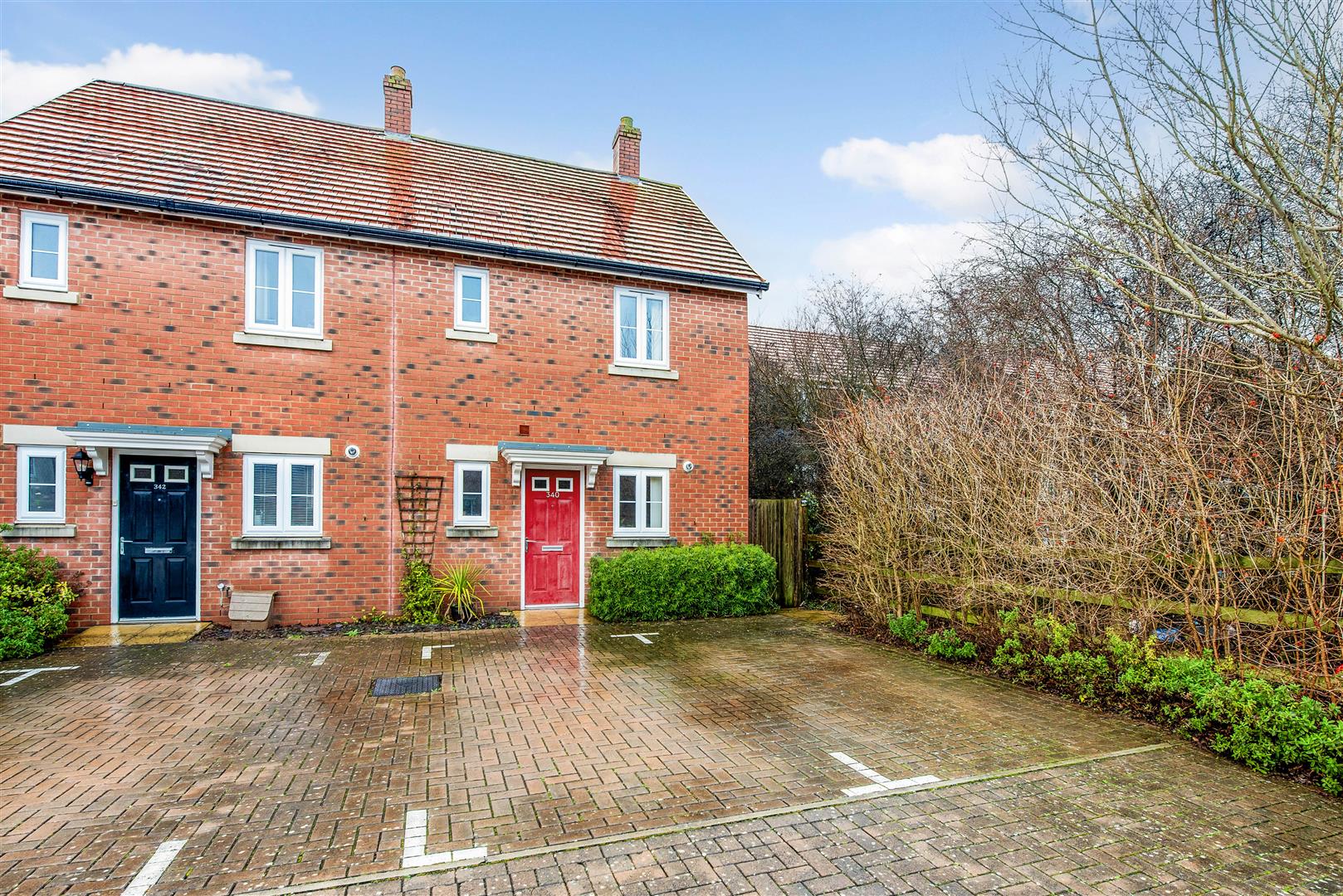 2 bedroom Semi-detached house Under Offer