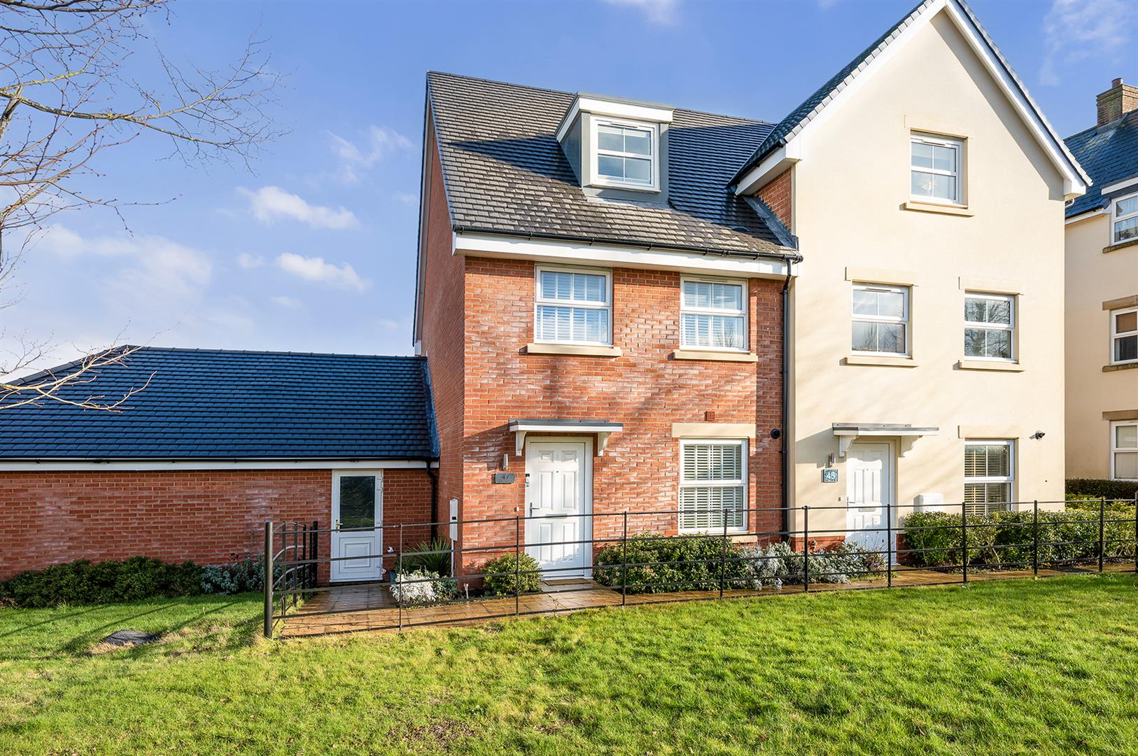 3 bedroom Semi-detached house Under Offer