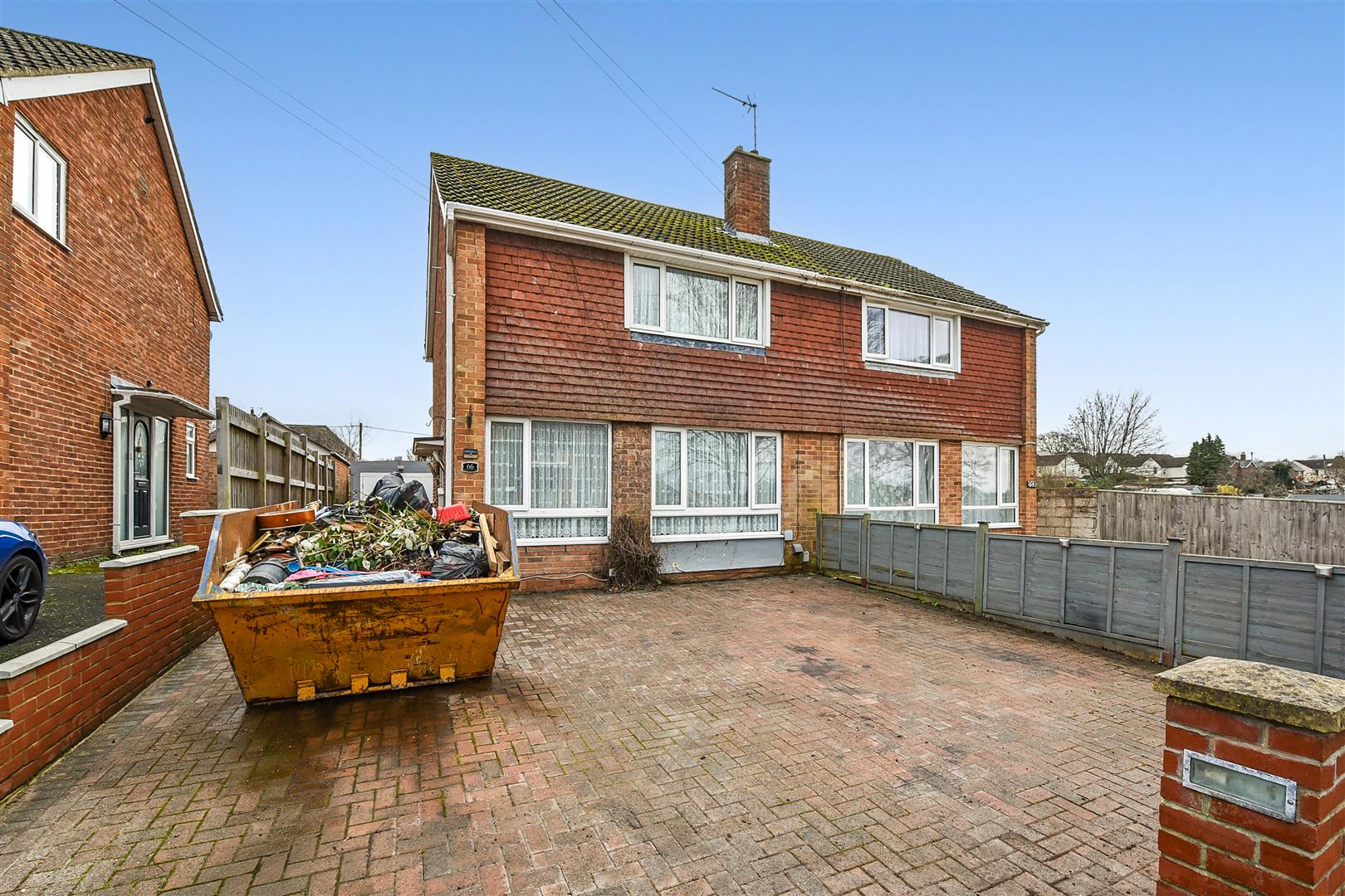 3 bedroom Semi-detached house Under Offer