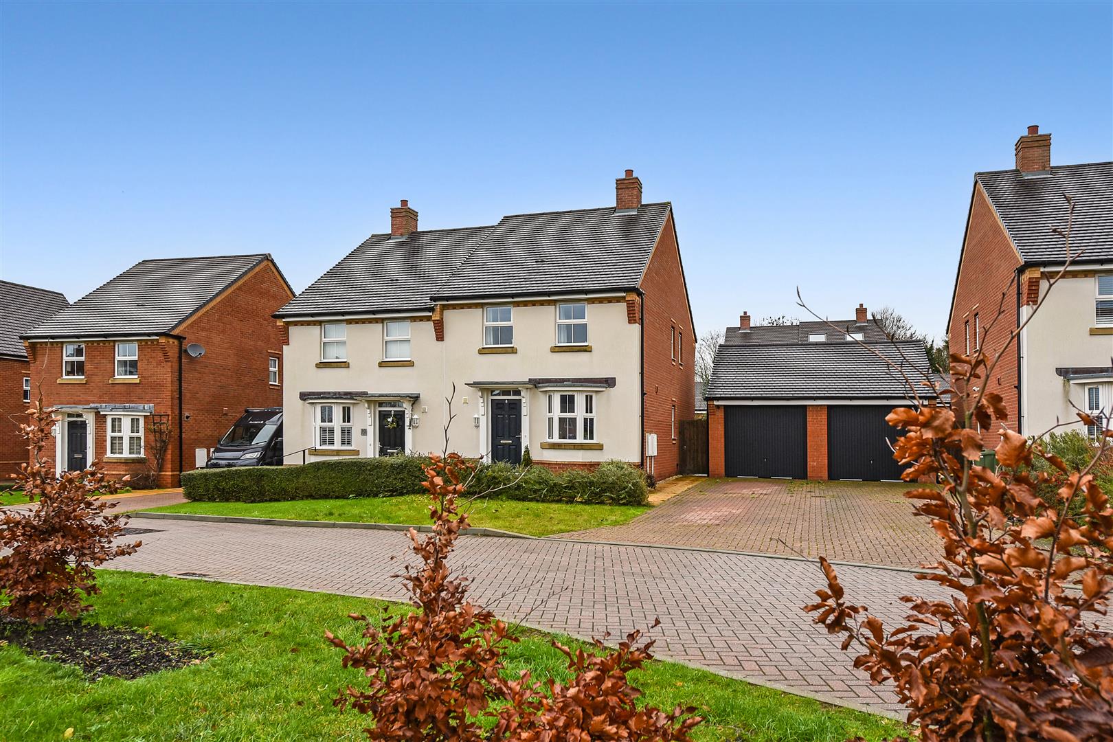 3 bedroom Semi-detached house Under Offer