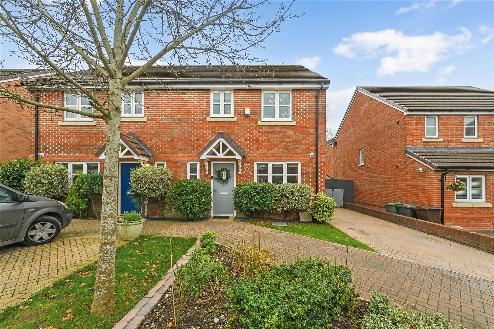 3 bedroom Semi-detached house Under Offer