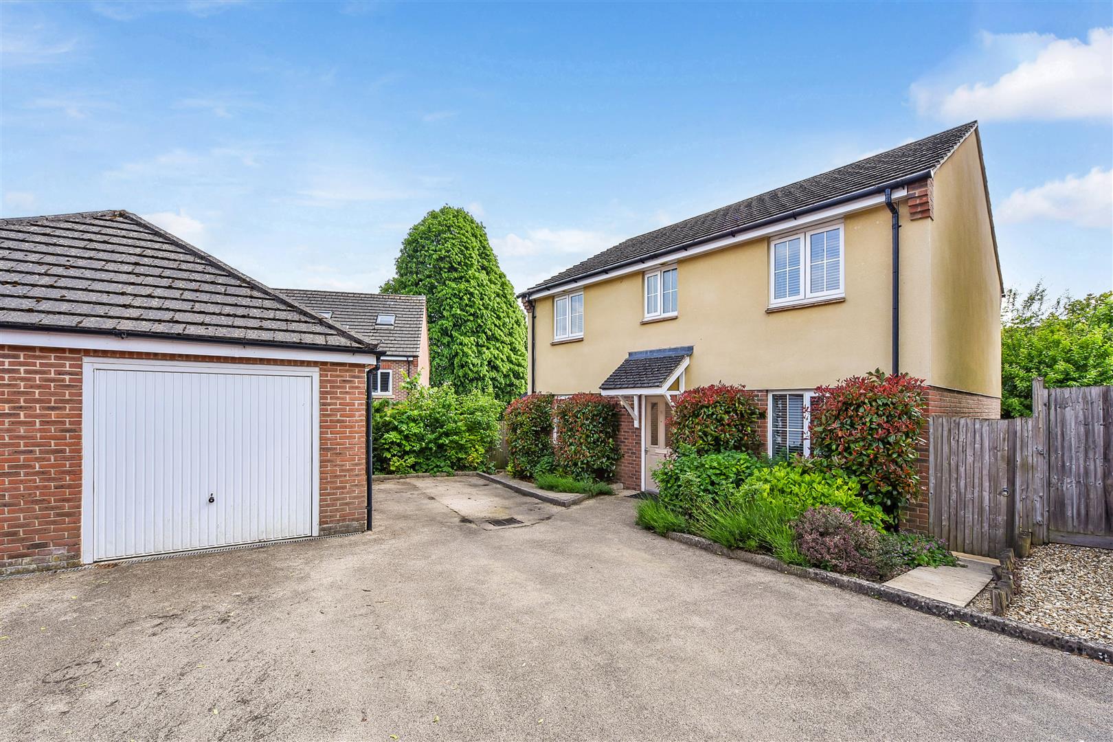 4 bedroom Detached house To Let