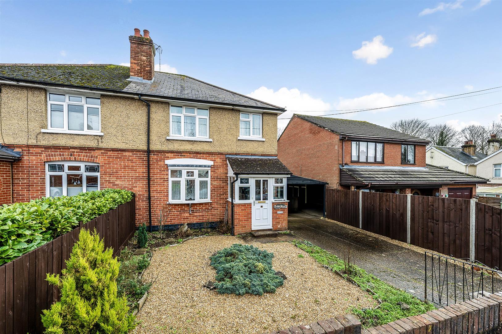 3 bedroom Semi-detached house Under Offer