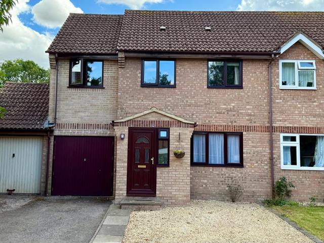 4 bedroom Semi-detached house Under Offer
