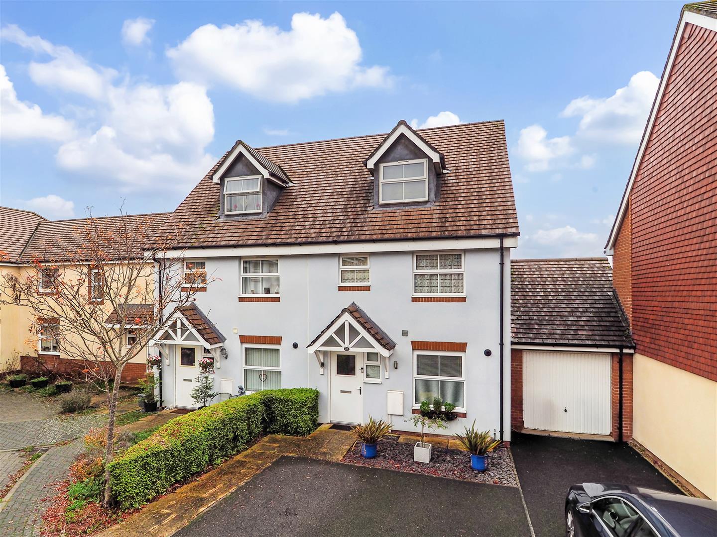 3 bedroom Semi-detached house Under Offer