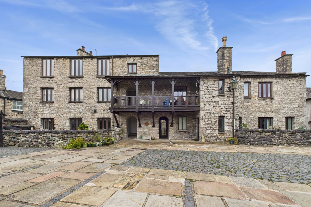 3 bedroom Flat share For Sale