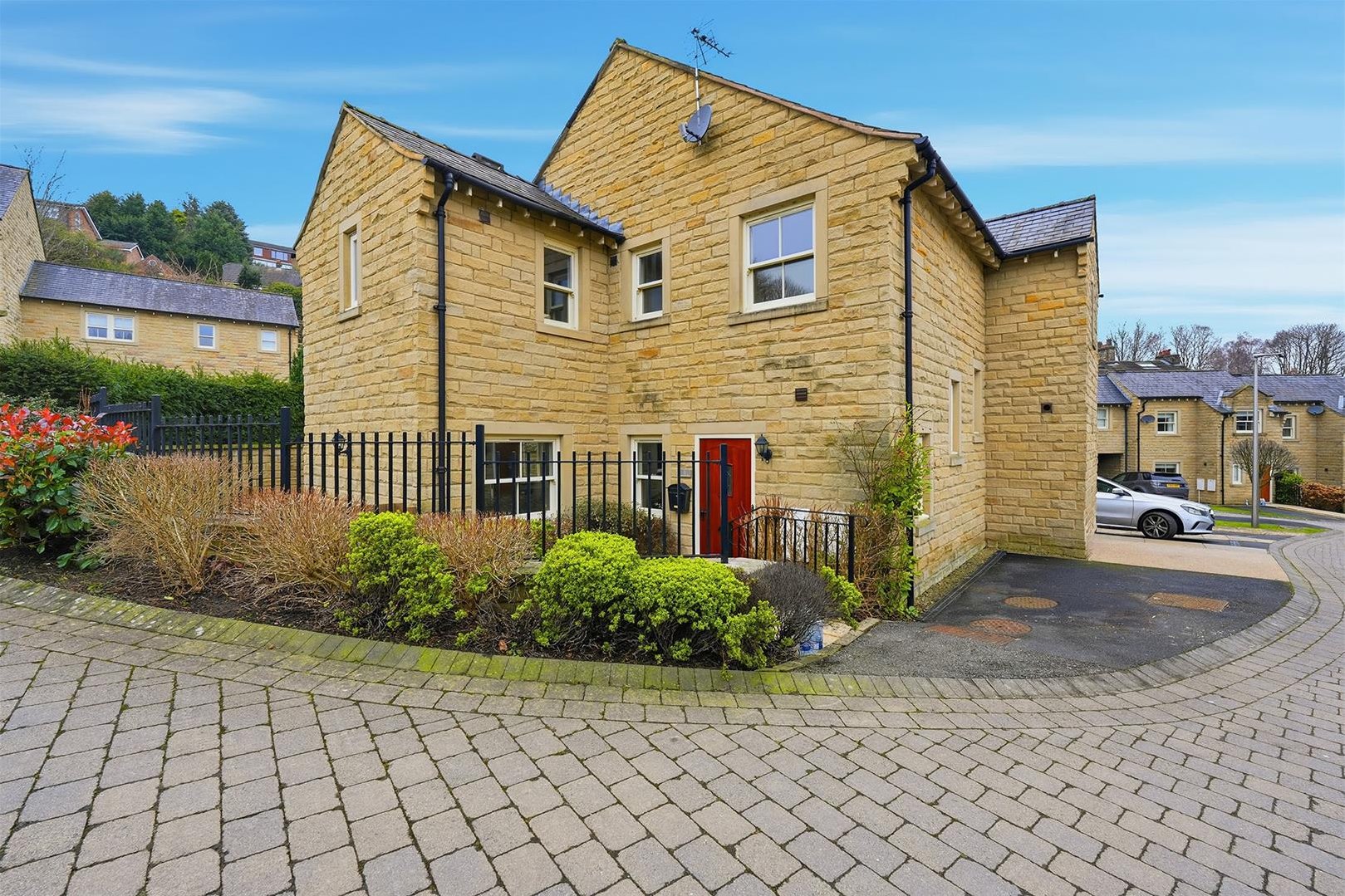 3 bedroom Semi-detached house For Sale