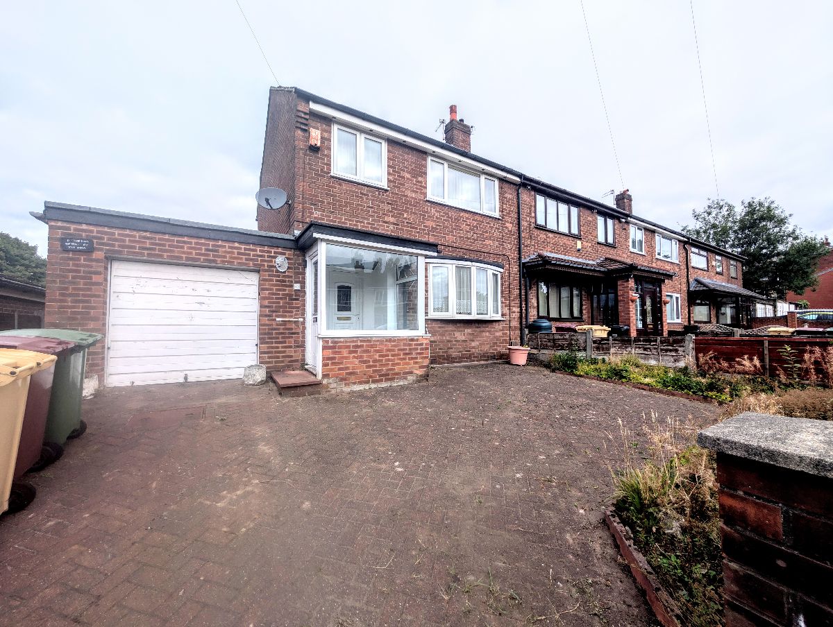 3 bedroom Semi-detached house Under Offer