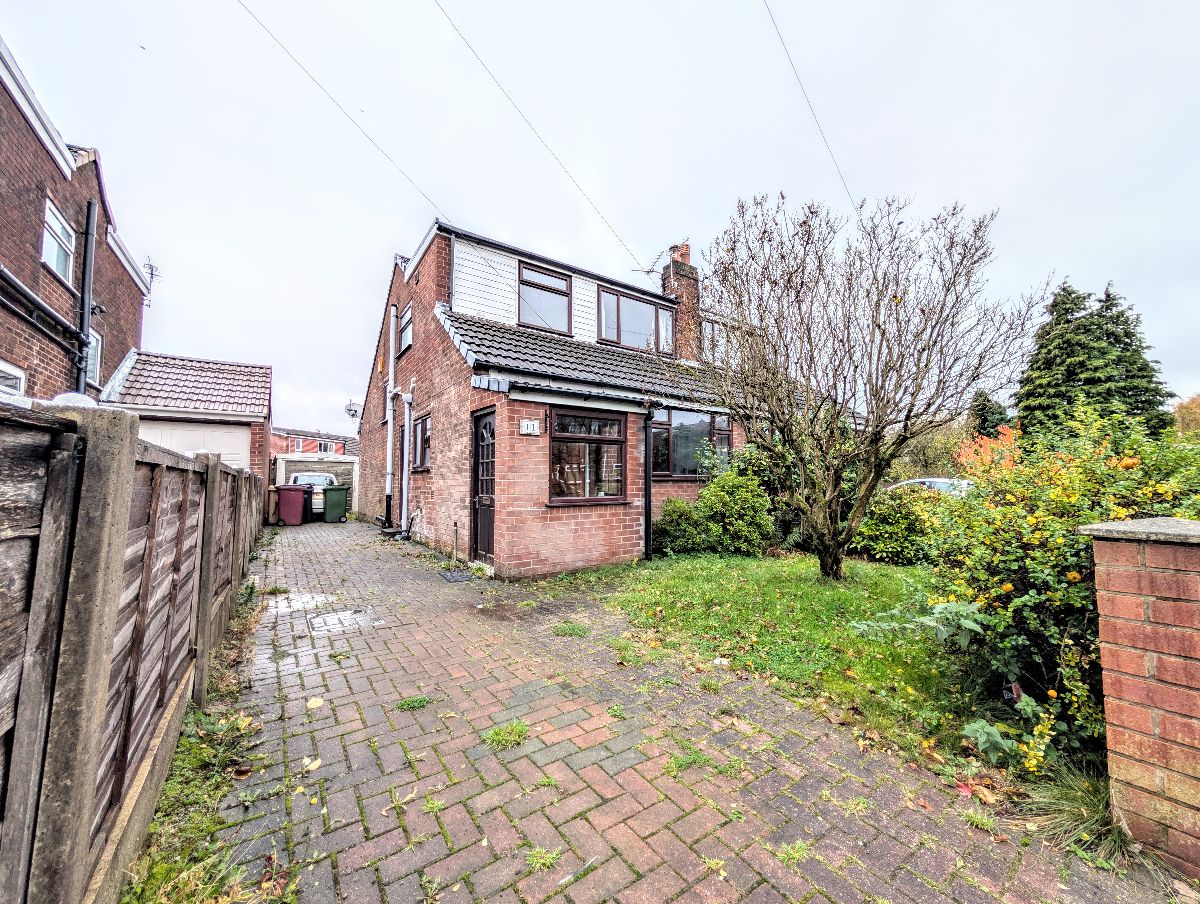 3 bedroom Semi-detached house Under Offer