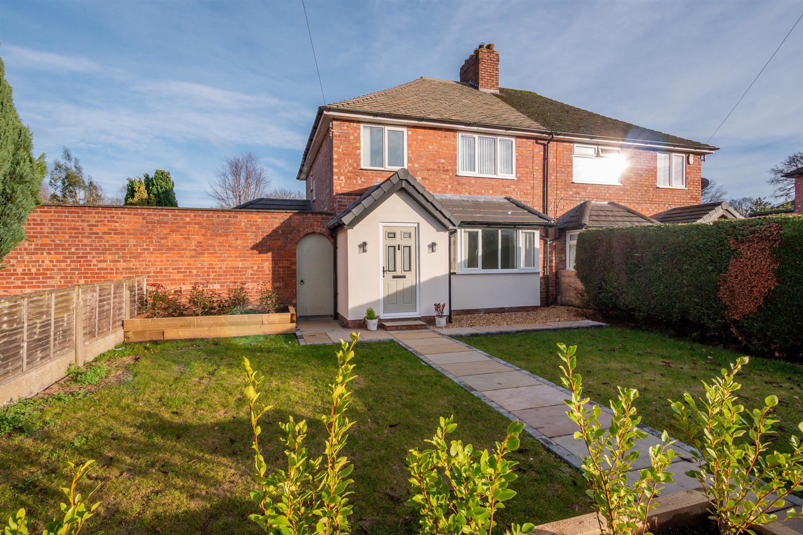 3 bedroom Semi-detached house Under Offer