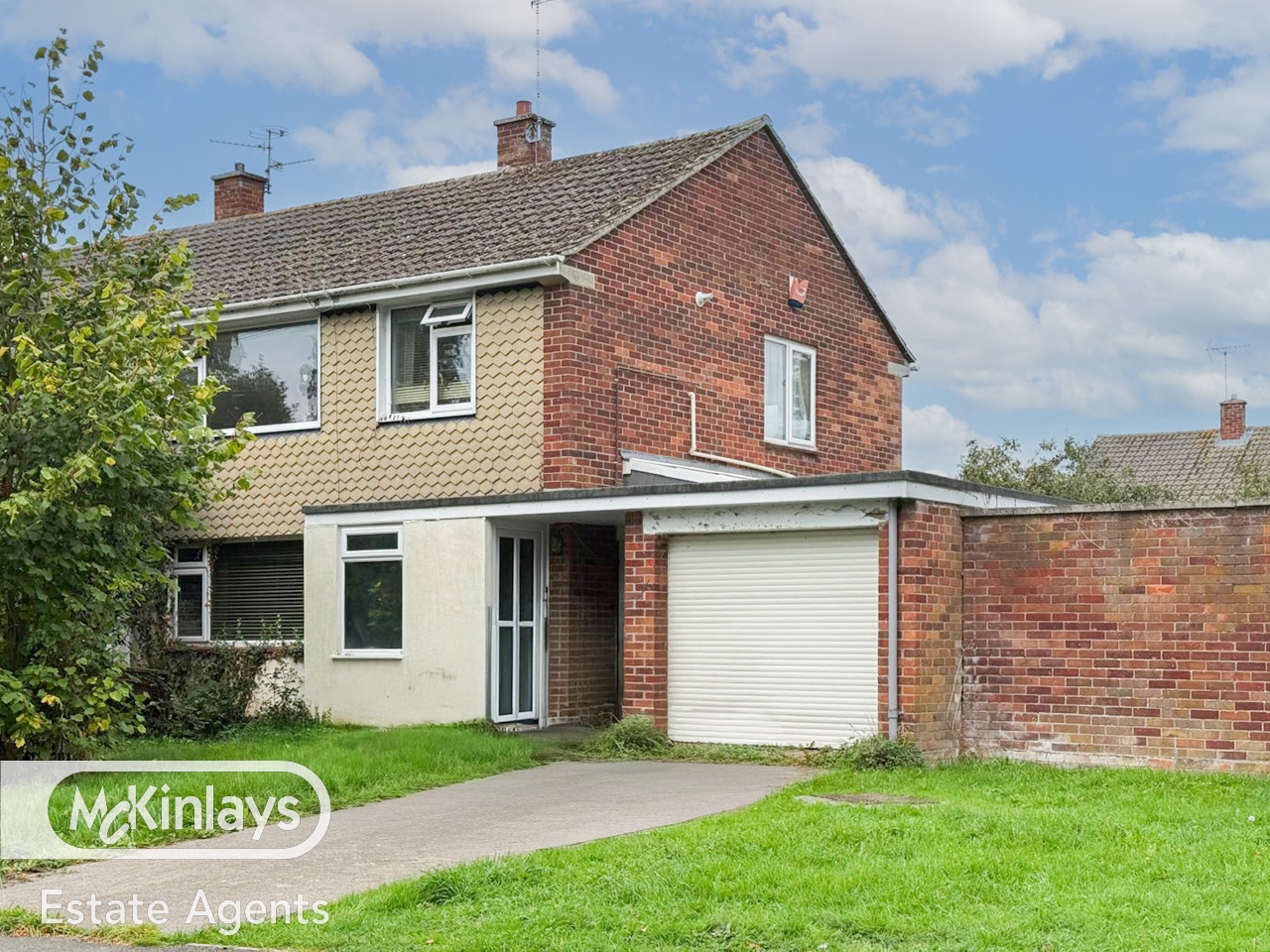 3 bedroom Semi-detached house Under Offer