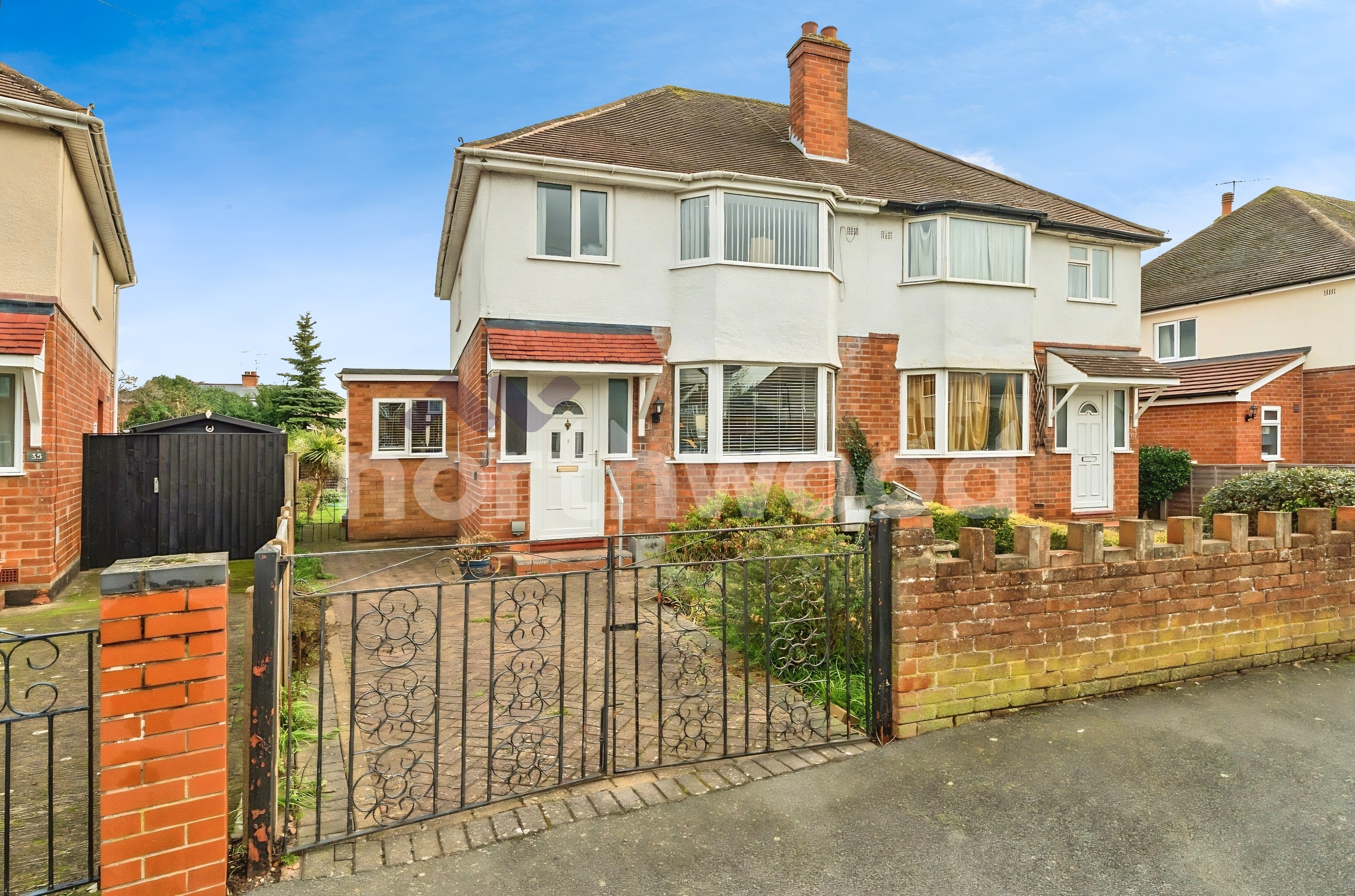 3 bedroom Semi-detached house Under Offer