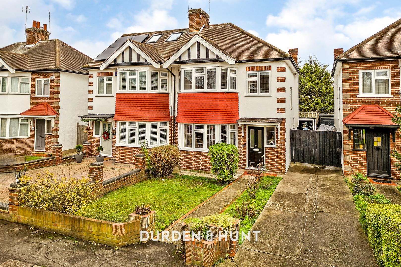 3 bedroom Semi-detached house Under Offer