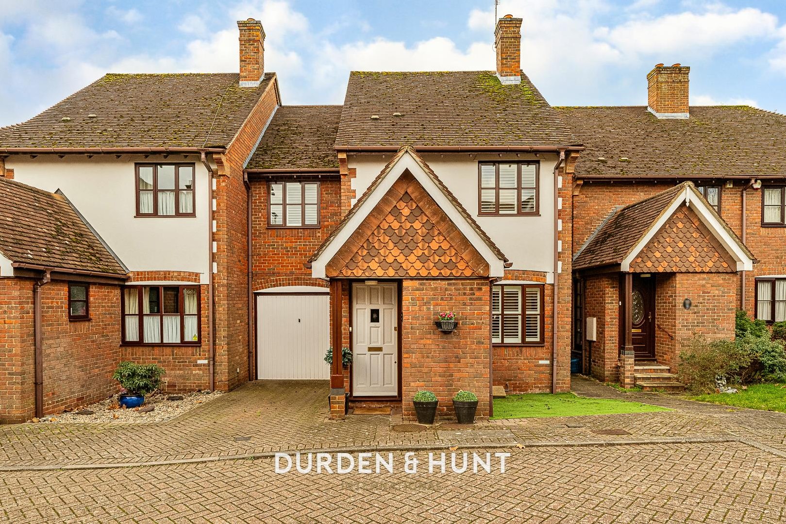 3 bedroom Semi-detached house Under Offer